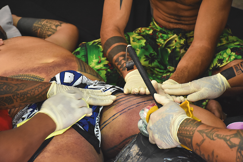 Su’a Alaiva, tatoueur traditionnel samoan au Matavaa