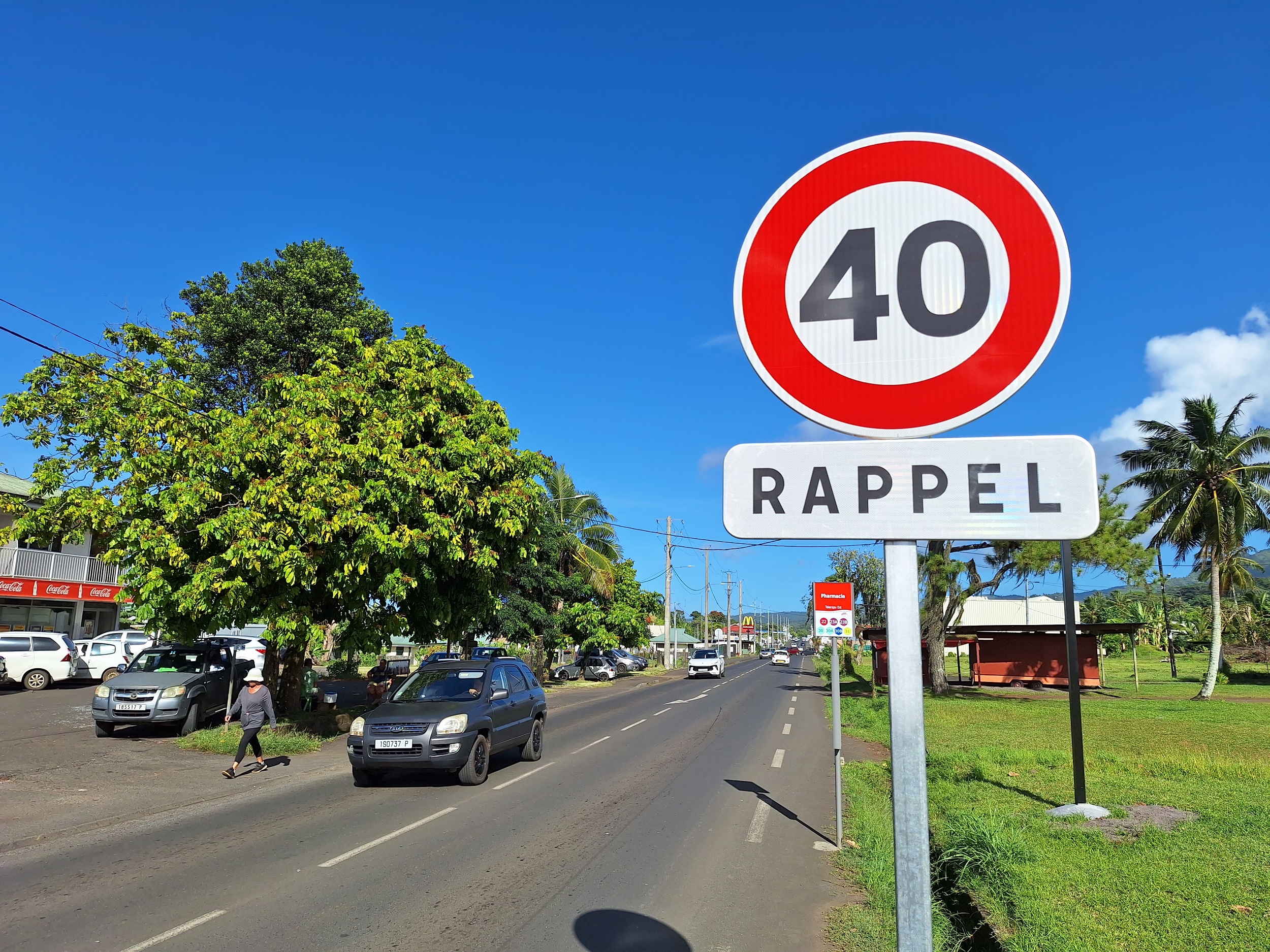 Le centre-ville de Taravao fait partie des nouvelles zones où la vitesse est limitée à 40 km/h (Crédit : Anne-Charlotte Lehartel).