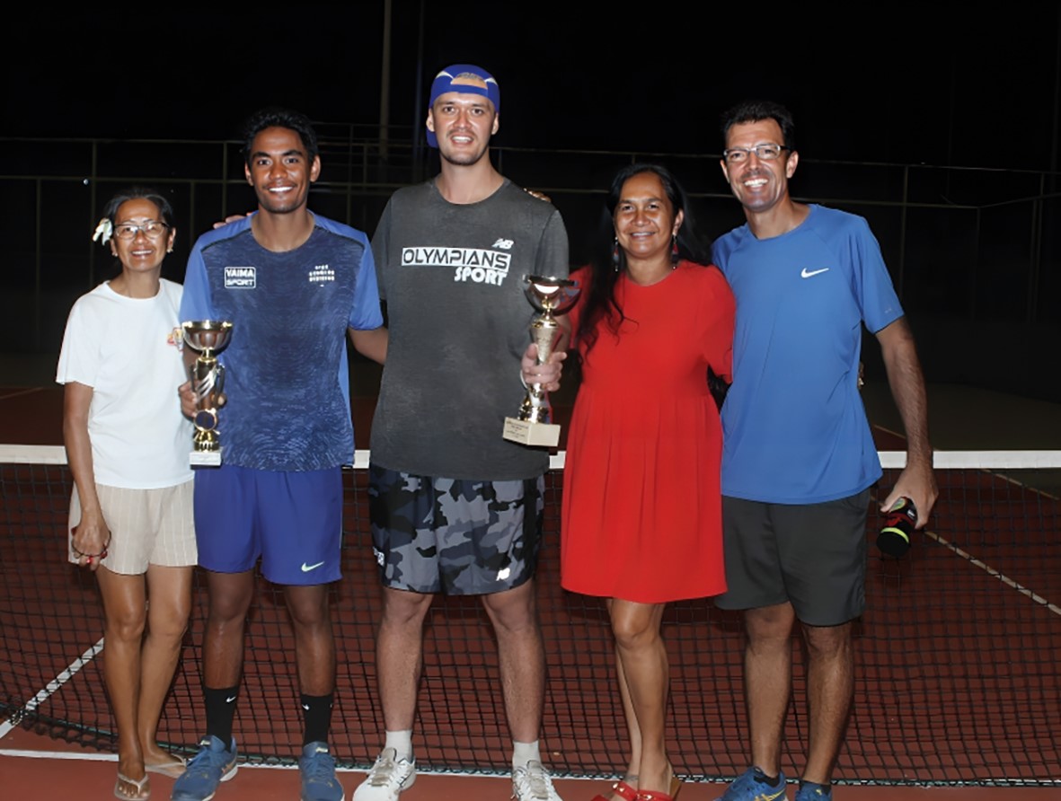 Heve Kelley (au centre) a remporté dimanche un sixième titre de champion de Polynésie de simples 2e série. Reynald Taaroa a en revanche perdu sa cinquième finale successive.