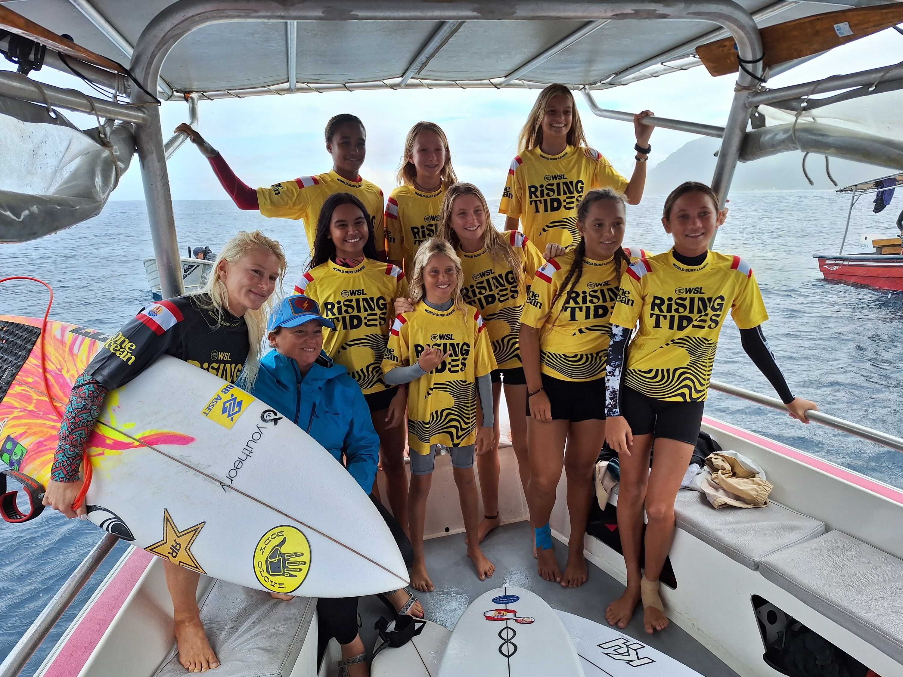 Tatiana Weston-Webb, Jessi Miley-Dyer et les sept jeunes surfeuses locales invitées à participer à cette troisième édition de Rising Tides à Teahupo’o (Crédit : Anne-Charlotte Lehartel).