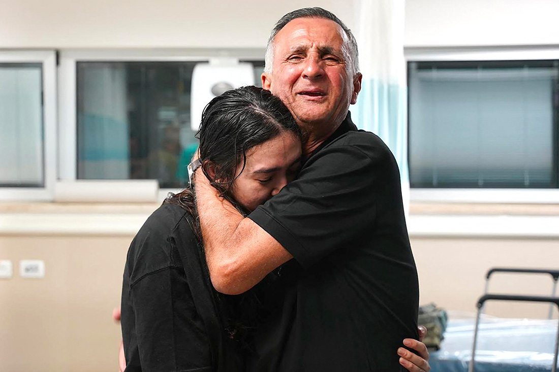 Cette photo diffusée par l'armée israélienne le 8 juin 2024 montre Noa Argamani, 26 ans, serrée dans les bras de son père au centre médical Sheba Tel-HaShomer, après son sauvetage de la bande de Gaza par l'armée israélienne, à Ramat Gan près de Tel Aviv le 8 juin. Crédit Handout / Israeli Army / AFP