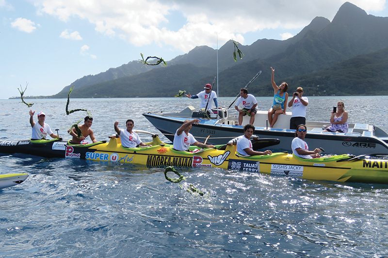 Les rameurs de Moorea rendent hommage à Maitha Moeino