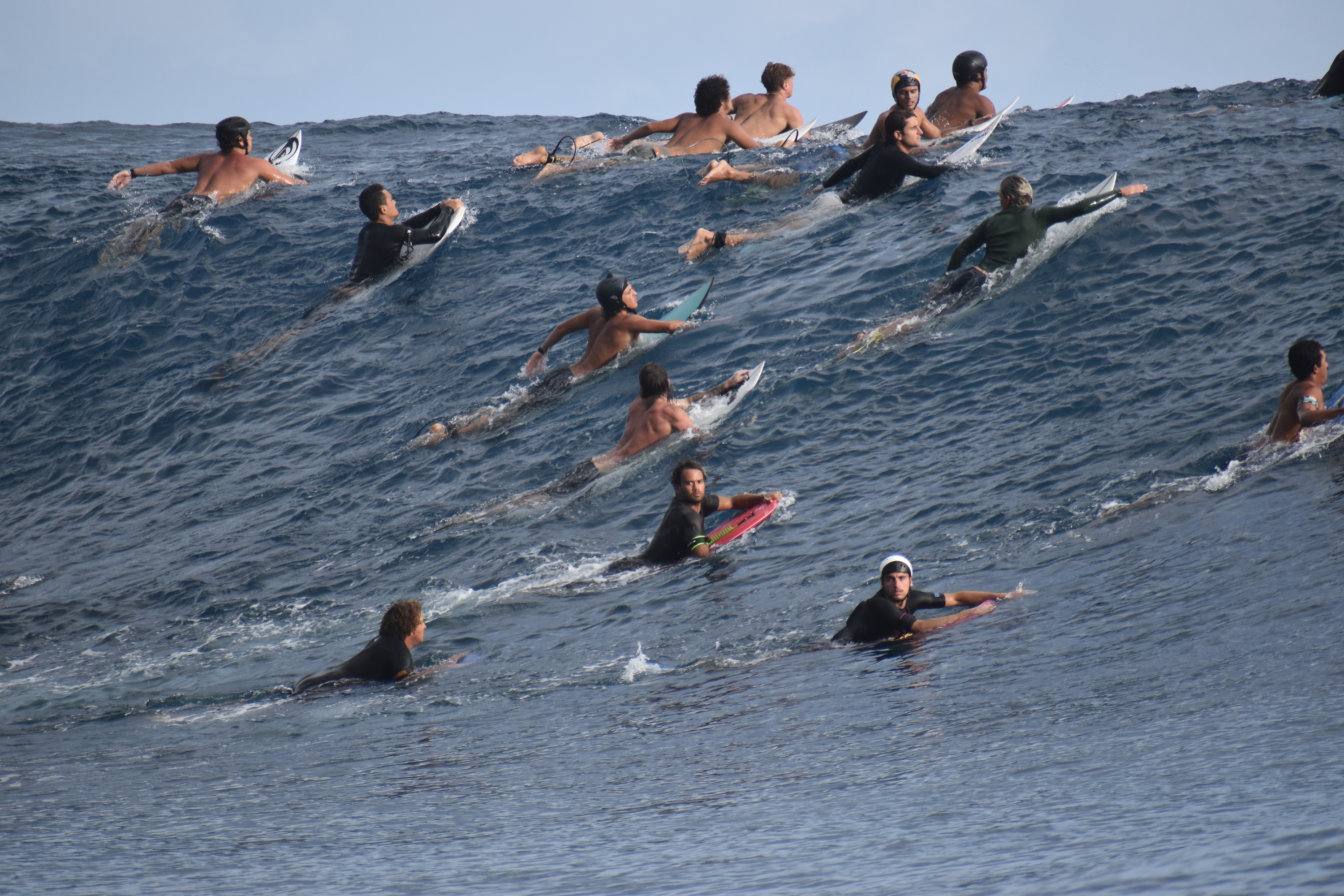 Mercredi après-midi, plus d’une vingtaine de surfeurs étaient à l’eau.