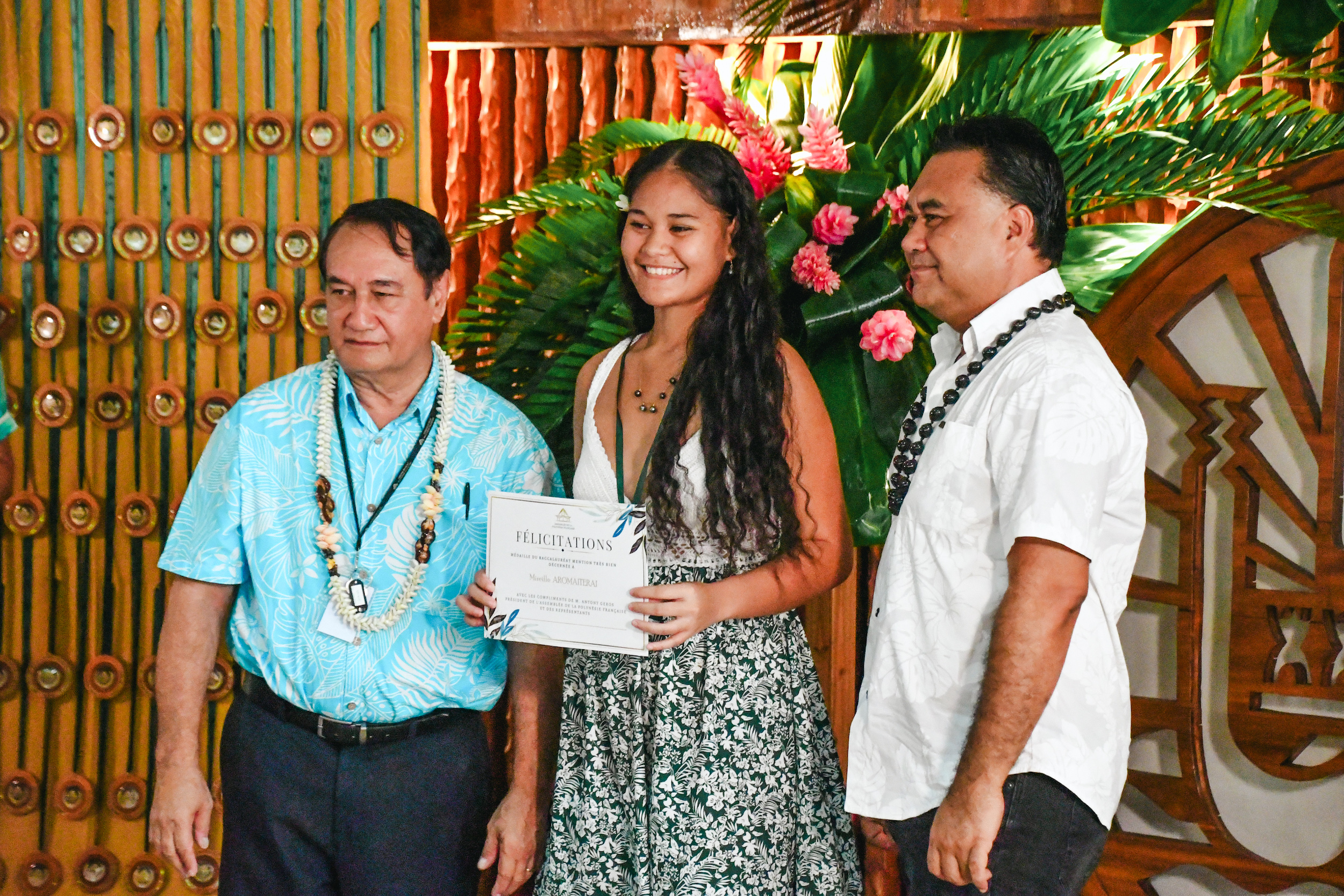 Le Pays a tenu à féliciter en personne ces nouveaux bacheliers, qui témoignent de l'excellence du système éducatif polynésien.