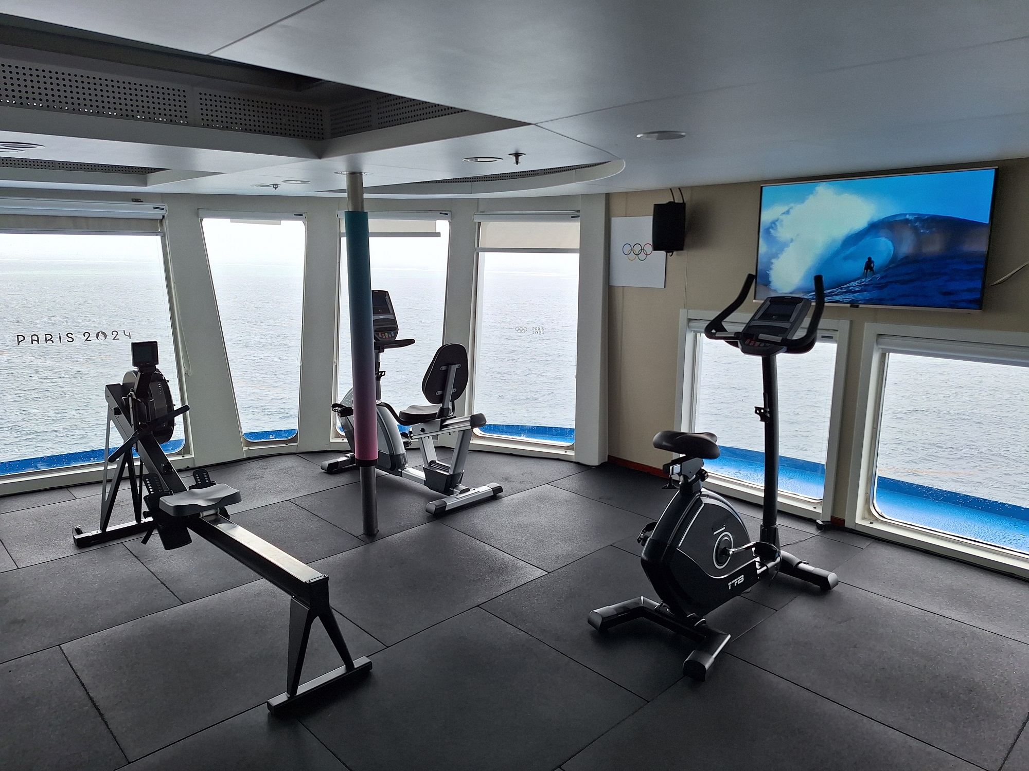 Le bar panoramique a été transformé en fitness center.