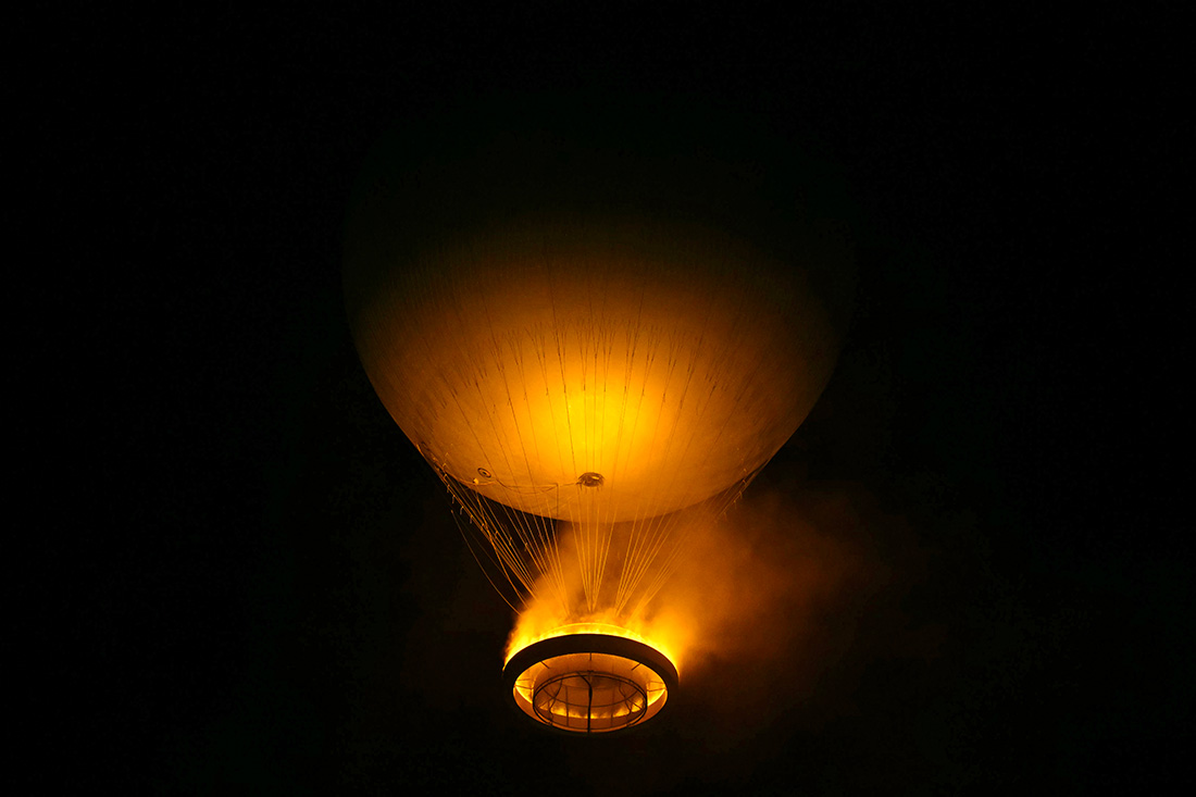 La vasque, avec la flamme olympique allumée, s'envole alors qu'elle est attachée à un ballon. Crédit Ben STANSALL / AFP