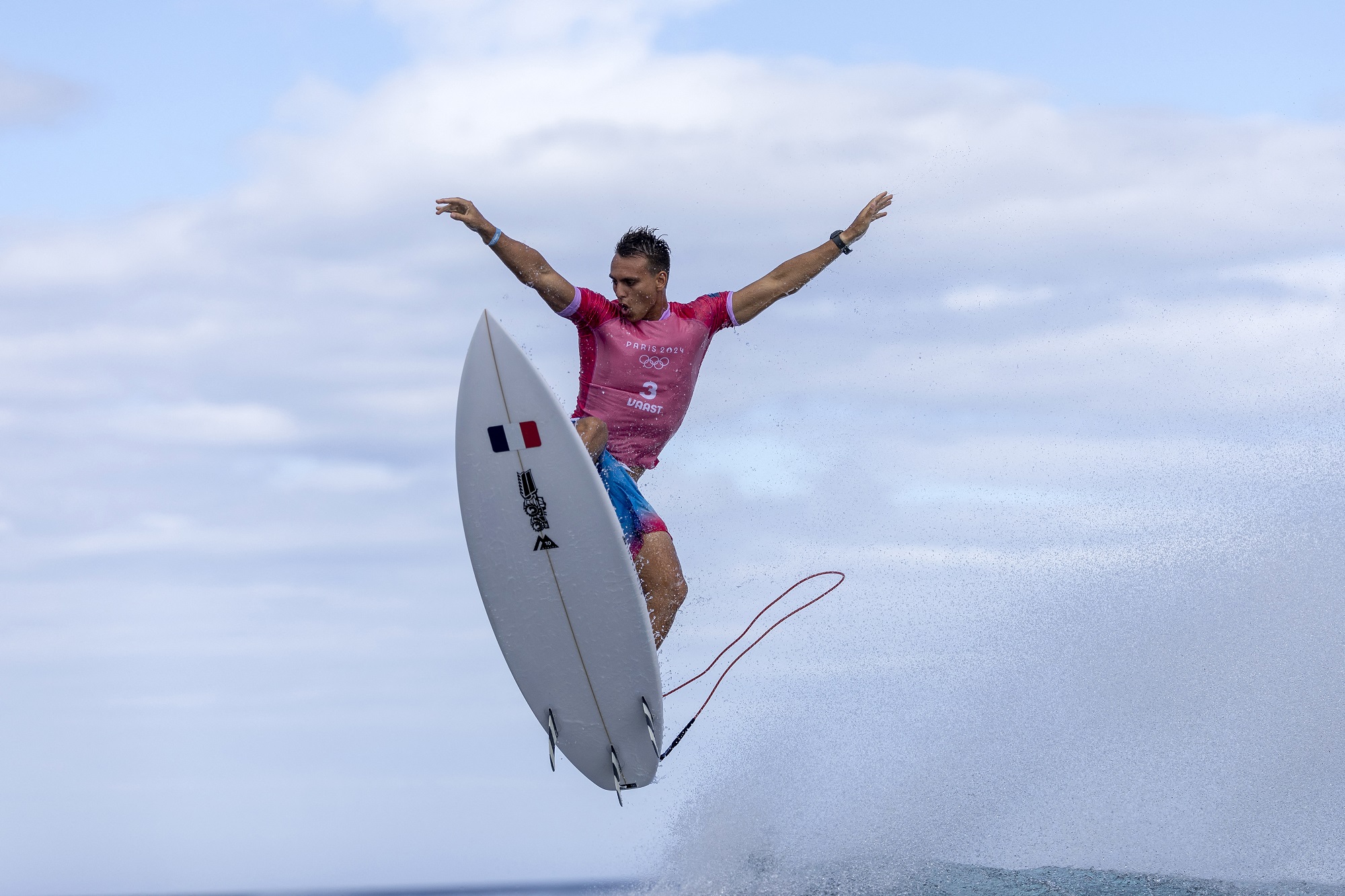 Un tube, suivi d’un air reverse de la victoire pour Kauli Vaast (Crédit : AFP/Ed Sloane).