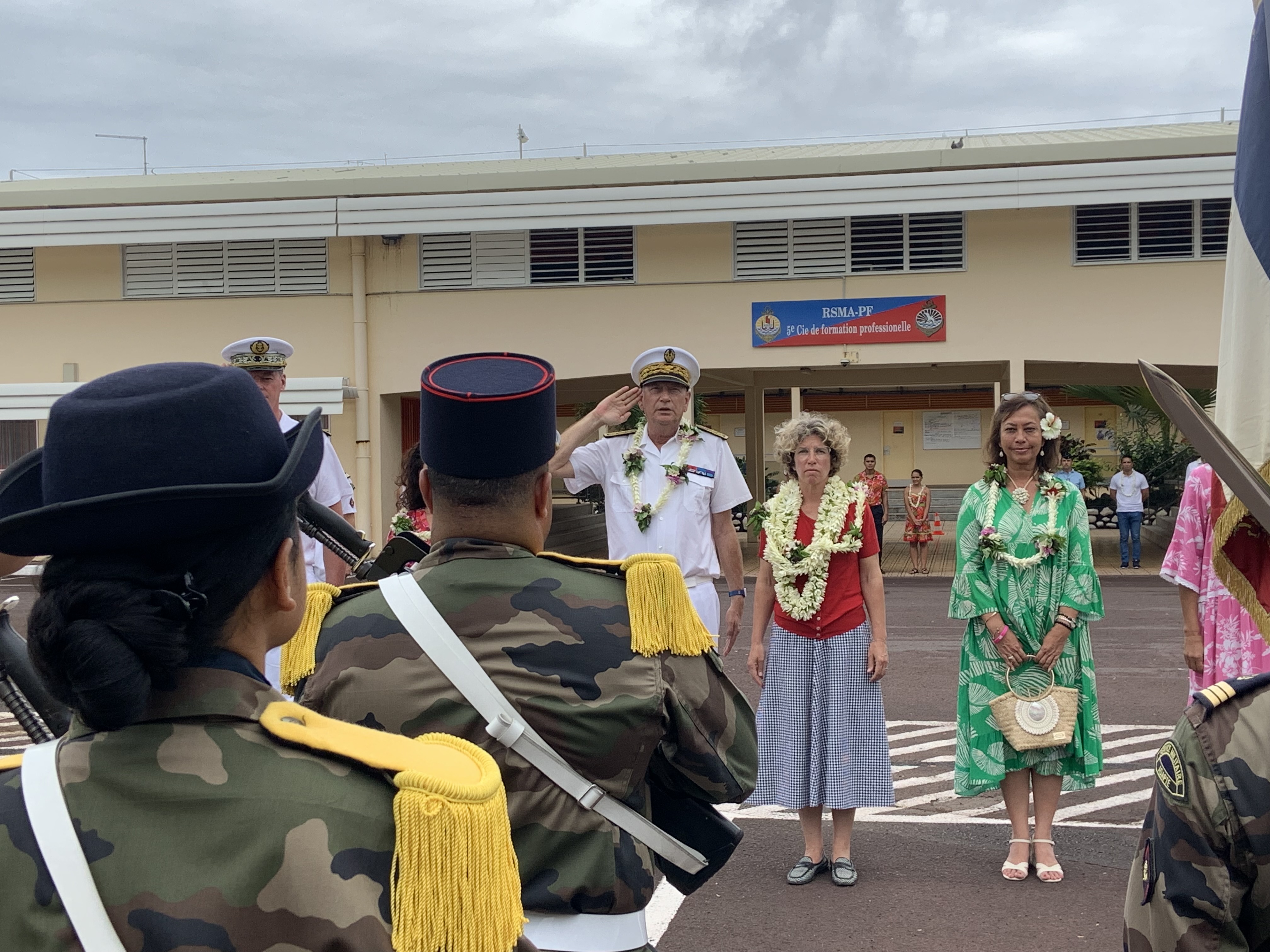 La ministre des Outre-mer, Marie Guevenoux, a visité ce lundi le site du RSMA de Arue. Crédit photo : Thibault Segalard.