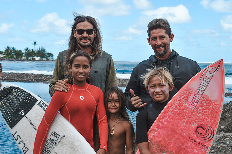 Les prodiges du surf local, Kiara Goold et Liam Sham Koua, soutenus par leurs pères. © Wendy Cowan