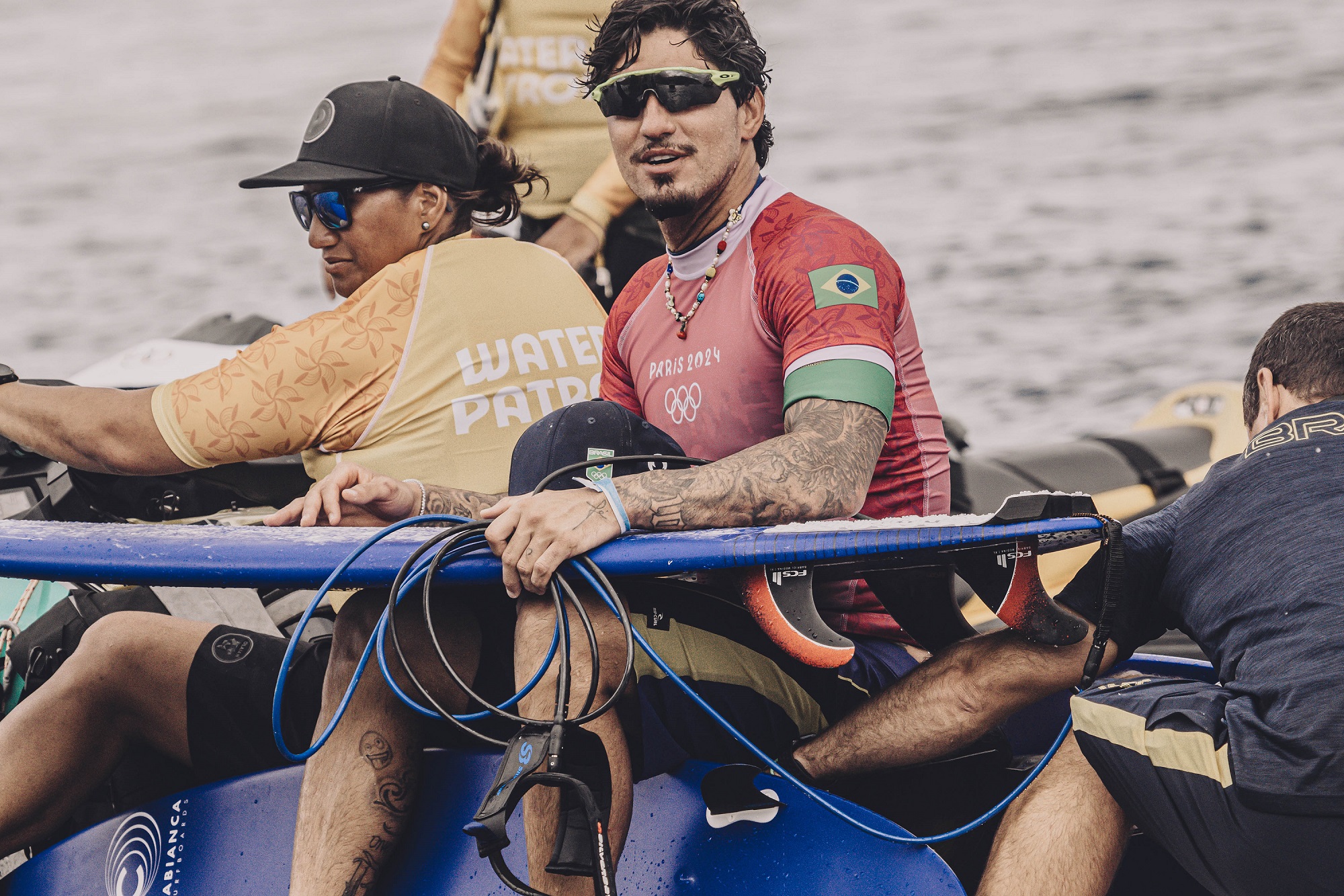 Puatea Ellis et son passager, le surfeur brésilien Gabriel Medina (Crédit : ISA/Pablo Franco).