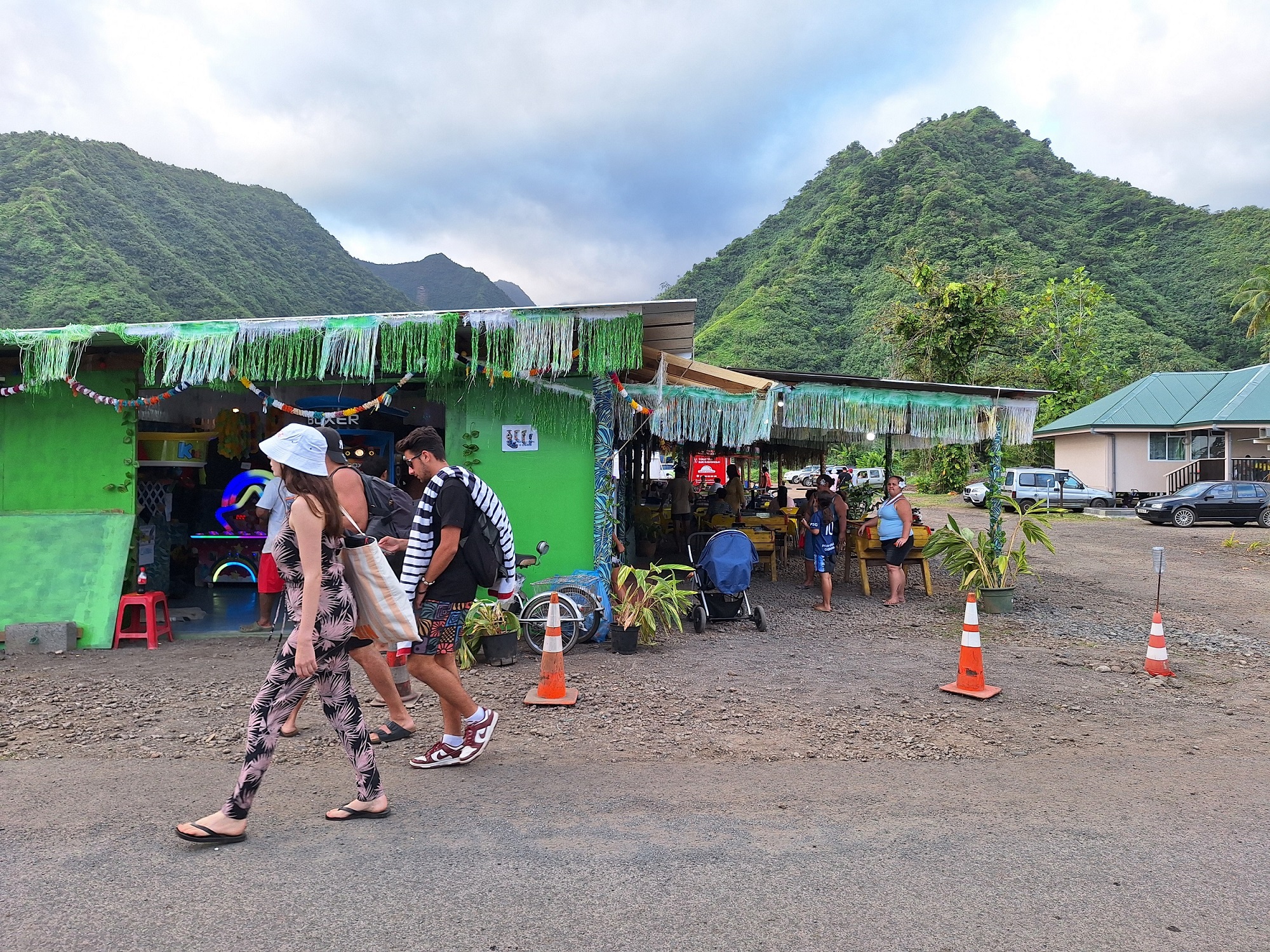 Les barraques des forains de Teahupo’o, à l’entrée du PK 0 (Crédit : Anne-Charlotte Lehartel).