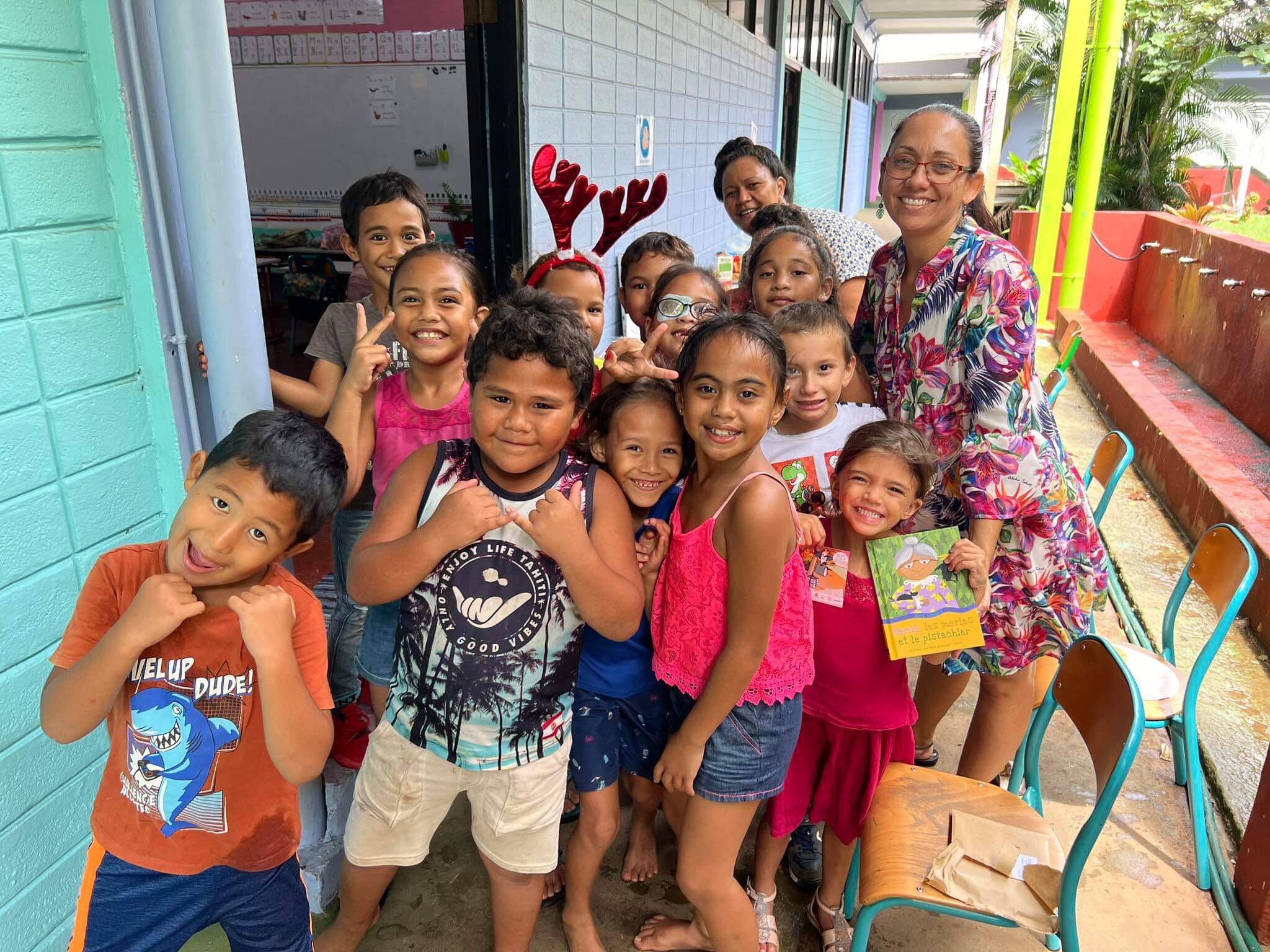 L'Association des Éditeurs de Tahiti et des Îles (AETI) souhaite faire don de 2000 livres à 2000 enfants en Polynésie, répartis sur les cinq archipels. Crédit photo : Fondation Anavai/AETI.