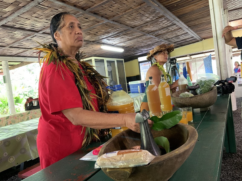 En pleine préparation du ra'au he'a. Une boisson faite pour "purifier et nettoyer" les femmes enceintes malades. Crédit photo : Thibault Segalard.