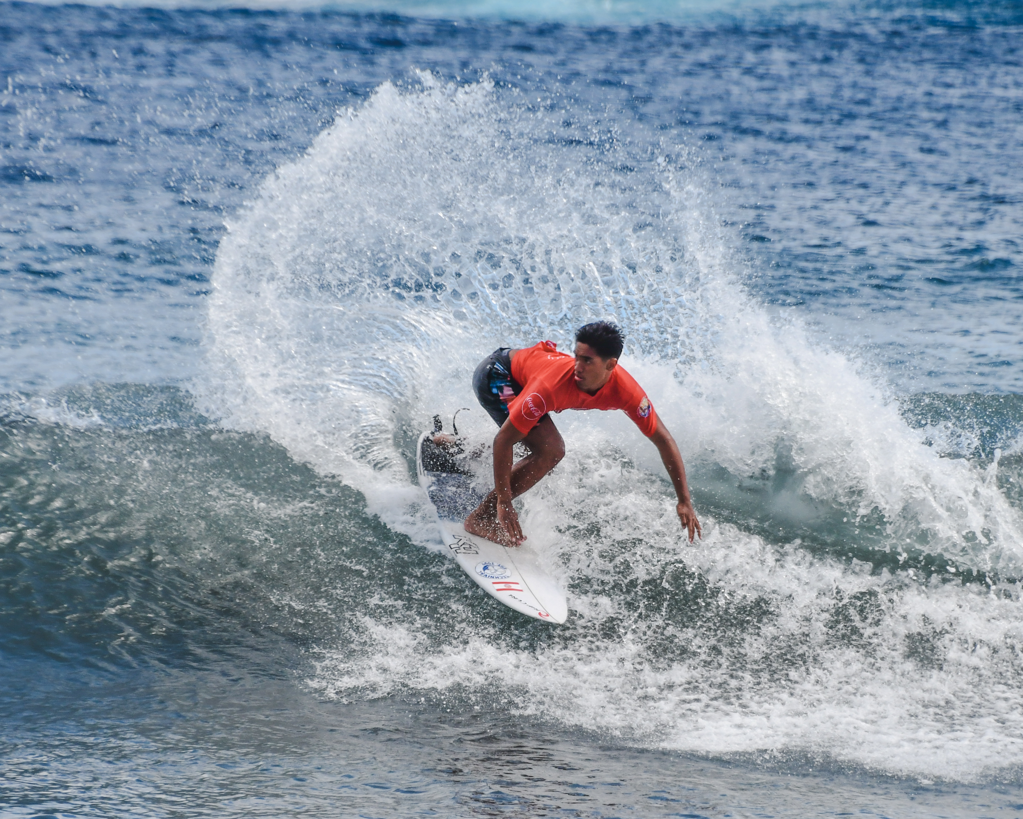 Auteur d'un surf magistral, Maunakea Hioe s'impose dans la catégorie reine junior garçon.