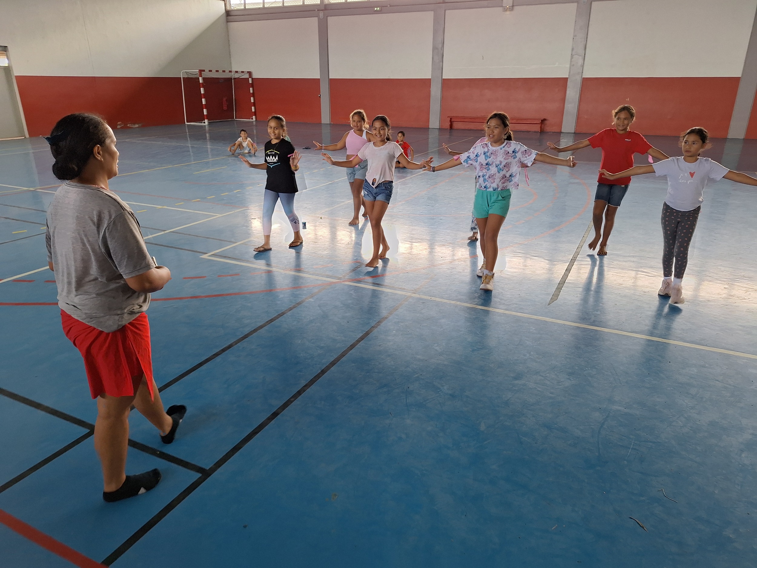 Filles et garçons sont initiés à la danse tahitienne.