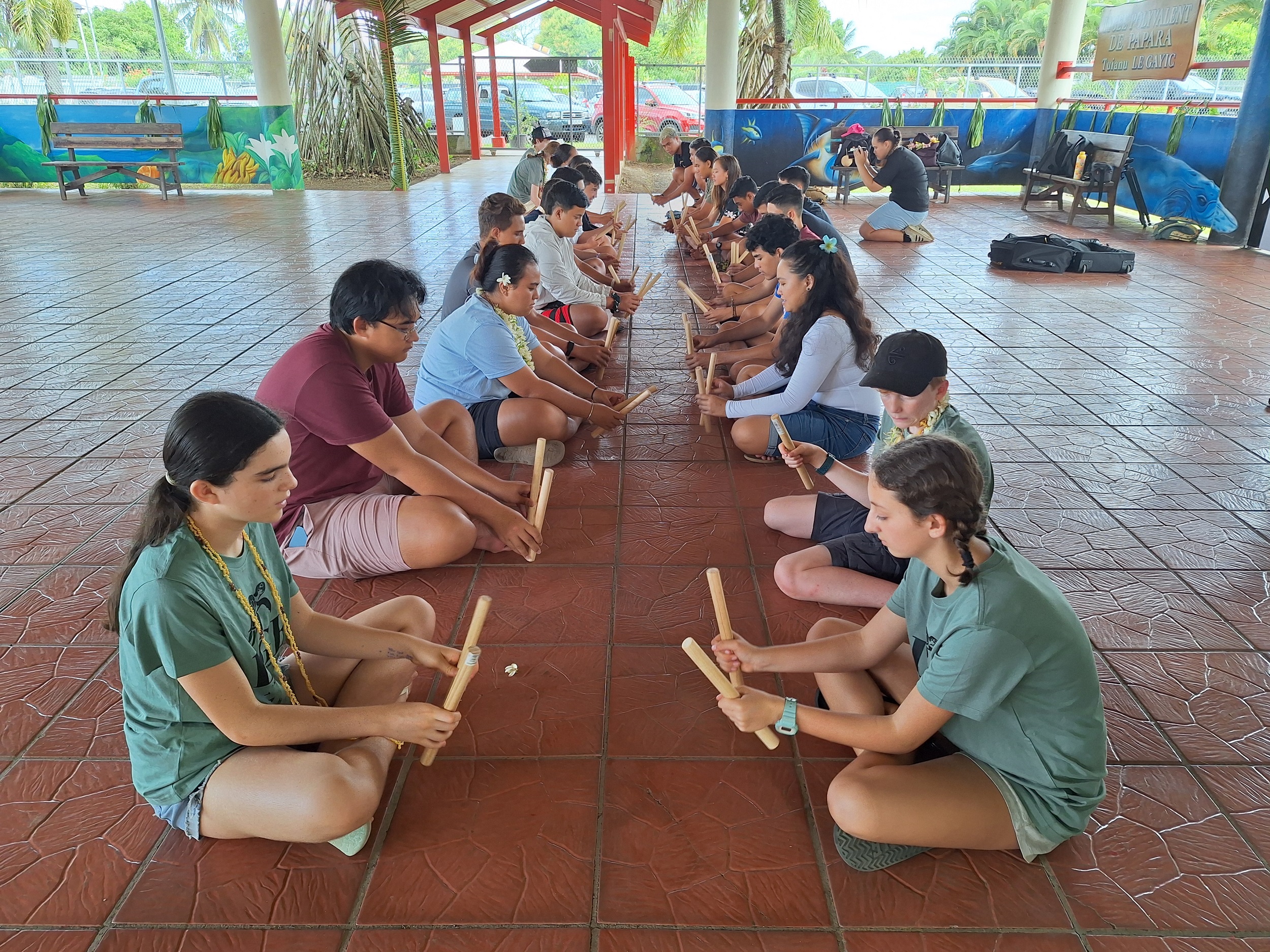 Initiation au maniement des rākau, bâtons de chant māori (Crédit : Anne-Charlotte Lehartel).