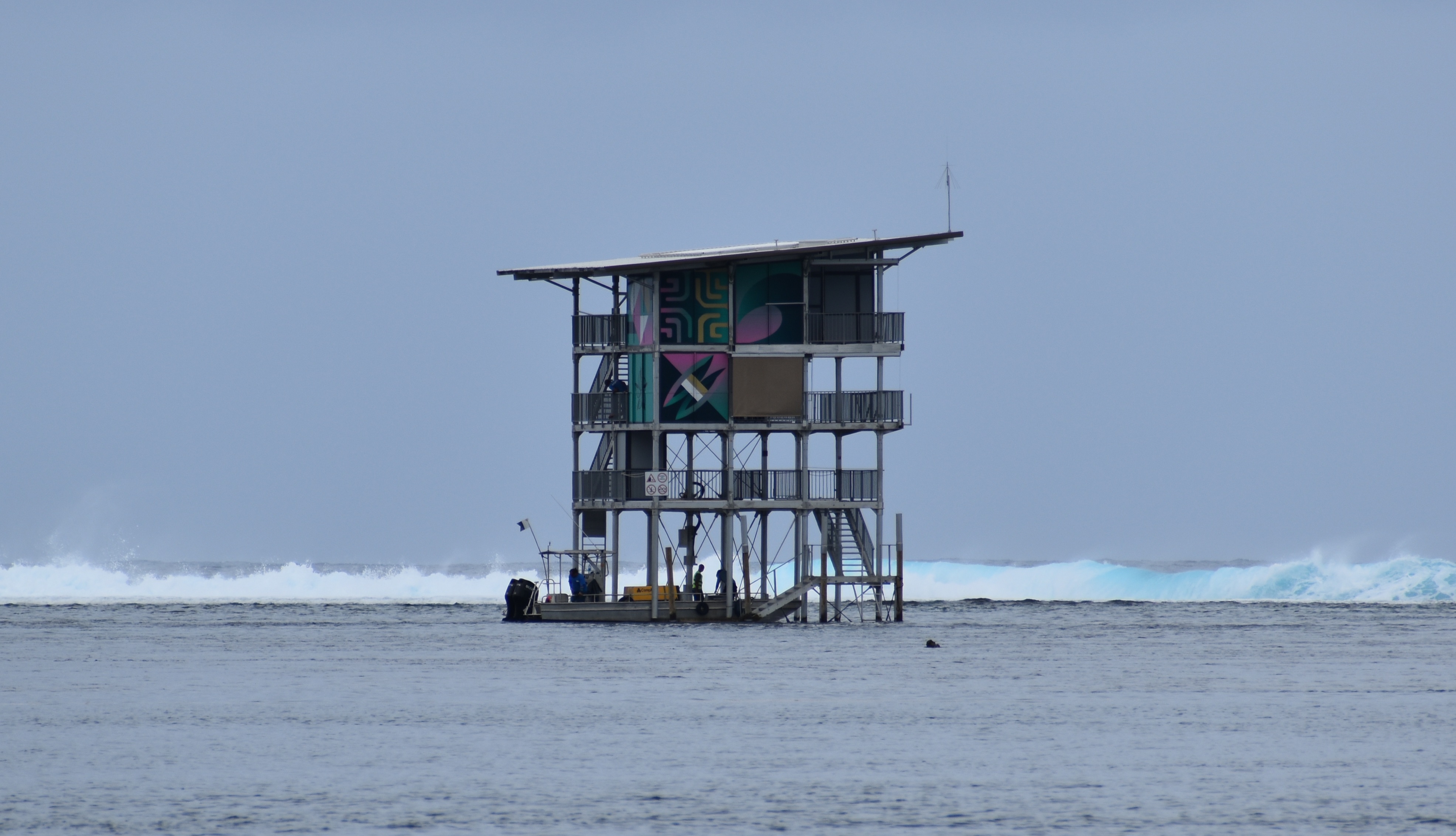 La tour des juges vue depuis la plage du PK 0 de Teahupo’o (Crédit : Anne-Charlotte Lehartel).