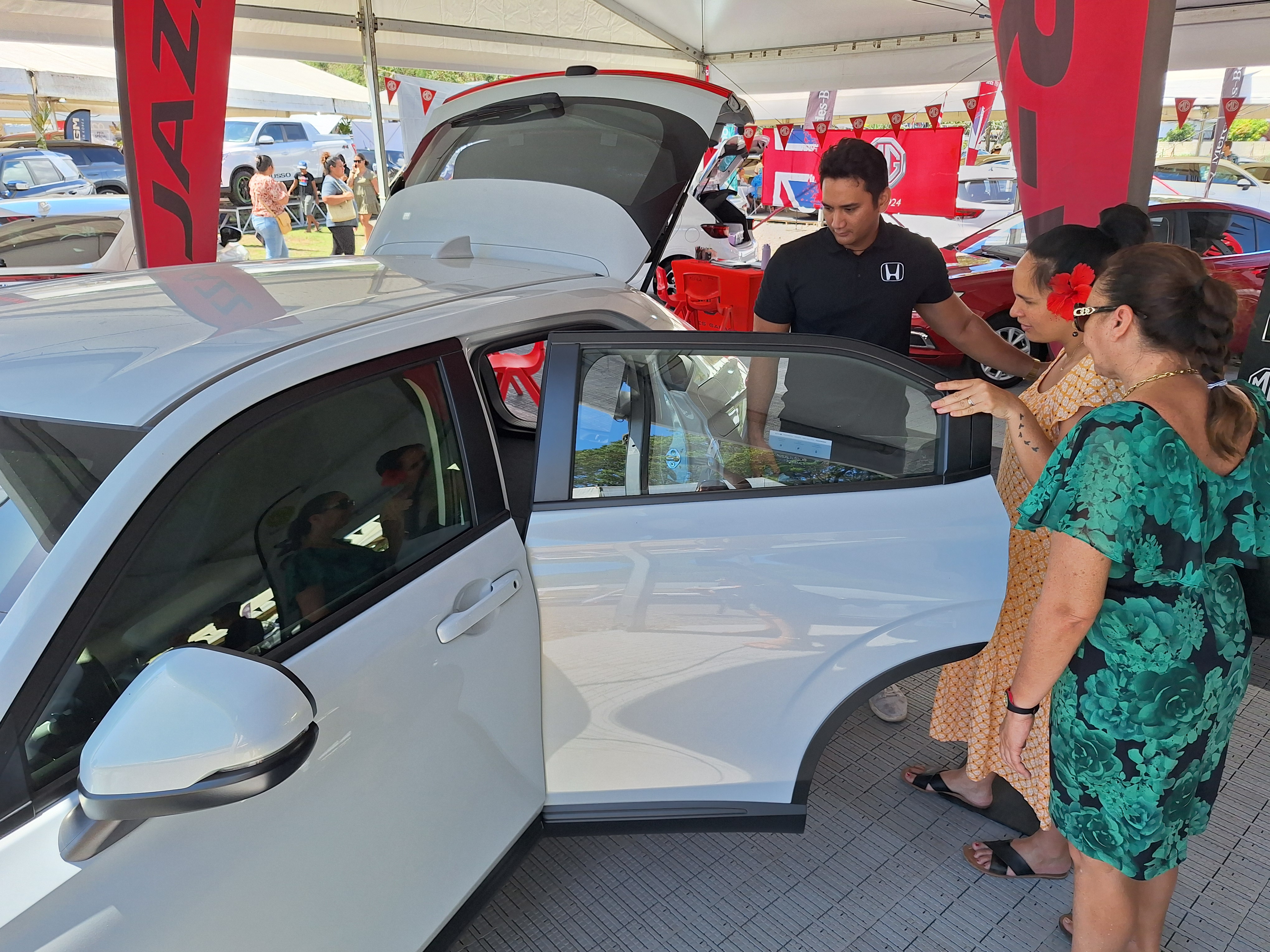 Ouvert ce mercredi, le salon de l’automobile se poursuit jusqu’au dimanche 22 septembre, au parc expo de Mama'o (Crédit: Anne-Charlotte Lehartel).