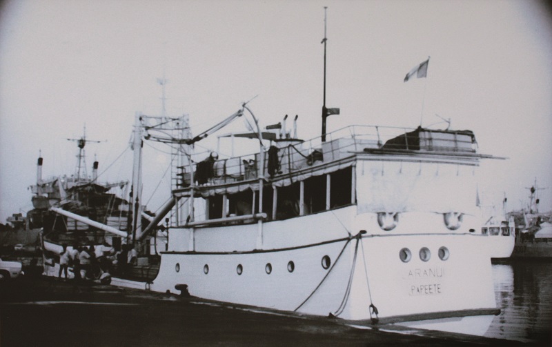 L'Aranui 1, accosté au port de Papeete dans les années 80.