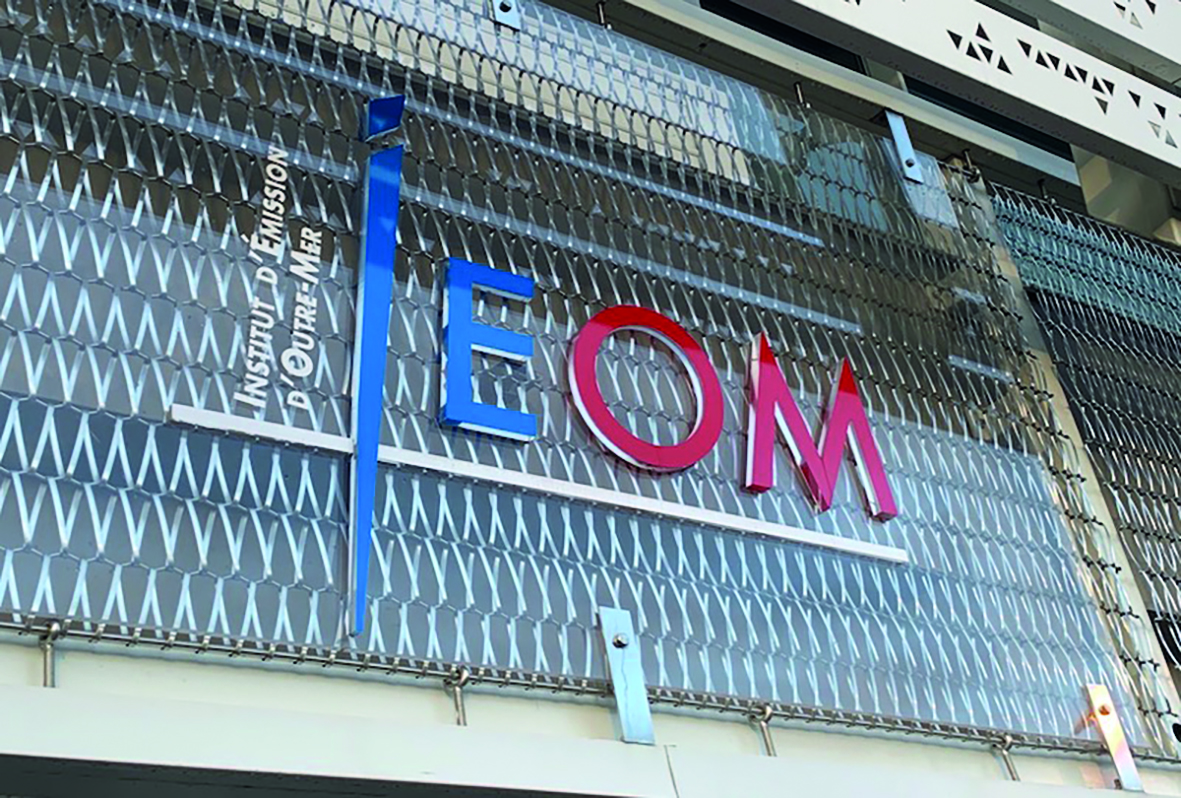 L'IEOM a annoncé lundi dans un communiqué, une baisse des taux directeurs. Une décision qui annonce une baisse des taux d’intérêt pratiqués par les banques commerciales de la place. Désormais, le taux de la facilité de dépôt est fixé à 3,50%, tandis que le taux du réescompte à 7 jours se situe à 3,60%. Les lignes de refinancement à 6 mois bénéficient d'un taux de 3,70%, et le taux de la facilité de prêt marginal (taux de prêt des banques lorsqu'elle emprunte de la liquidité) s’établit à 4,25%. Crédit photo : Archives TI.