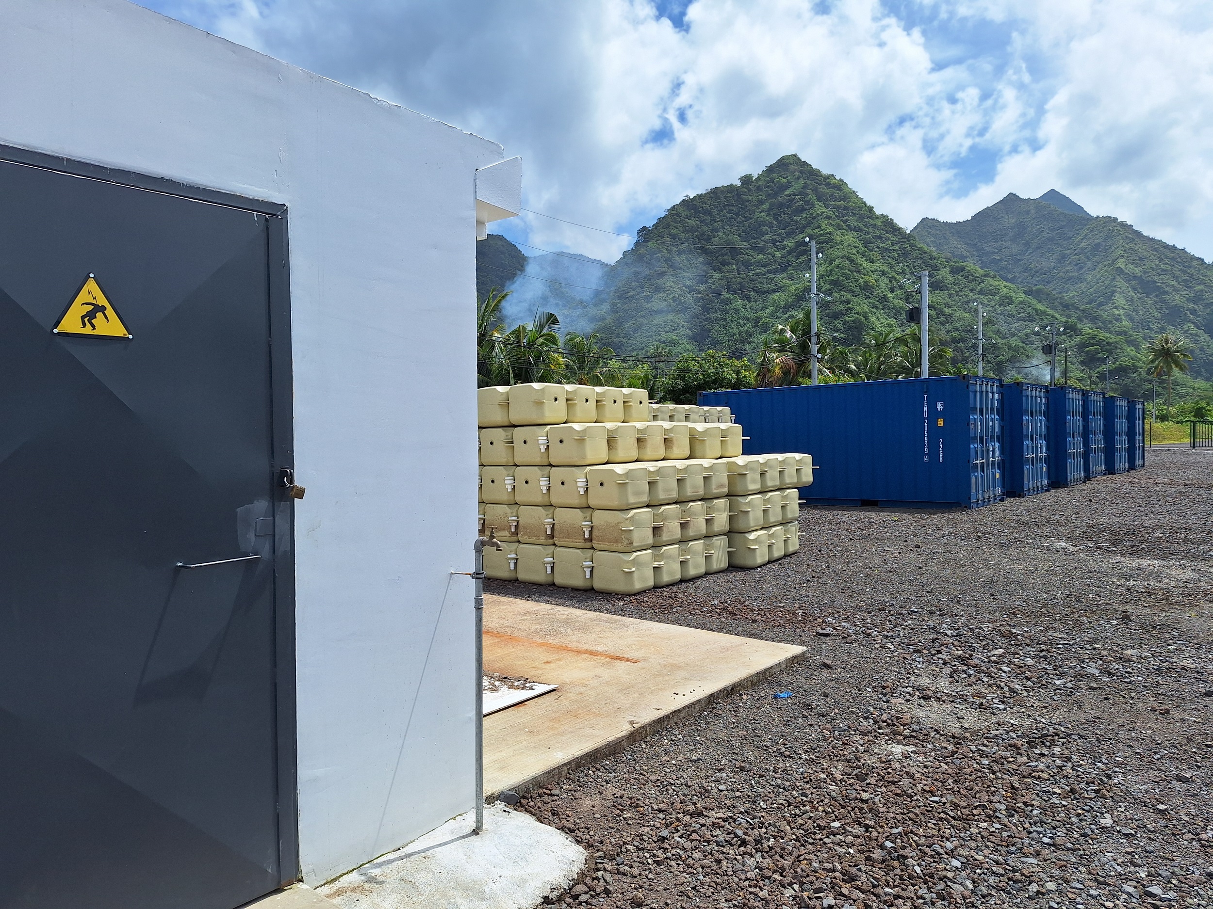 Sur place, il ne subsiste que quelques containers et matériels bien rangés, ainsi qu’un local technique.