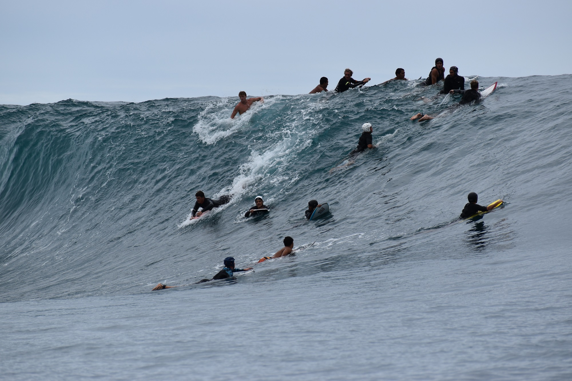 Jeudi matin, une quinzaine de surfeurs étaient à l’eau.