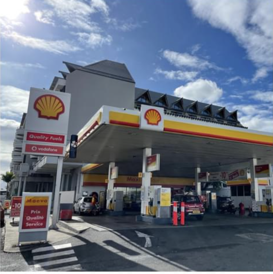 Les pompistes de Shell éteignent un départ de feu dans une voiture