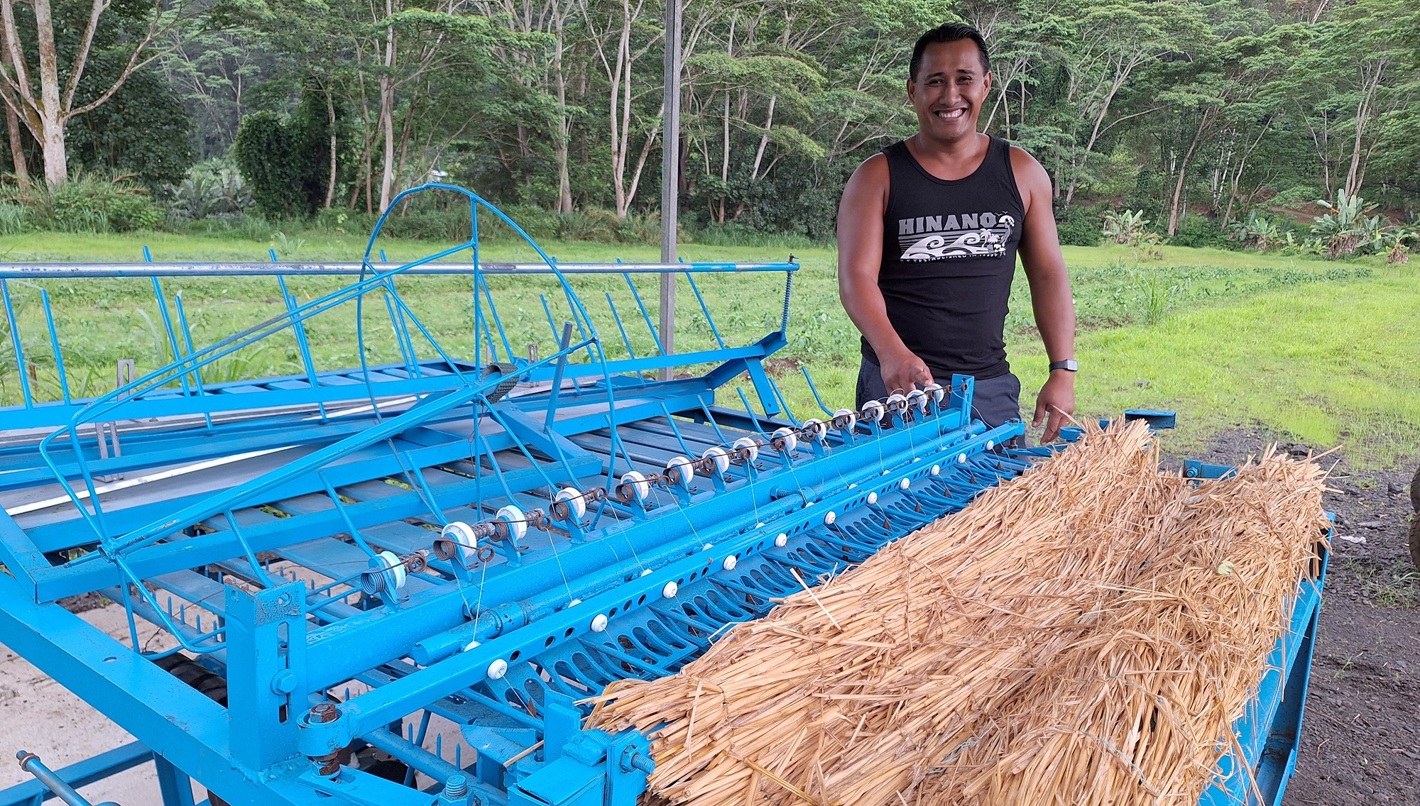 Grâce à cette machine, Jean-Baptiste Tavanae souhaite expérimenter une nouvelle technique de paillage naturel (Crédit : Anne-Charlotte Lehartel).