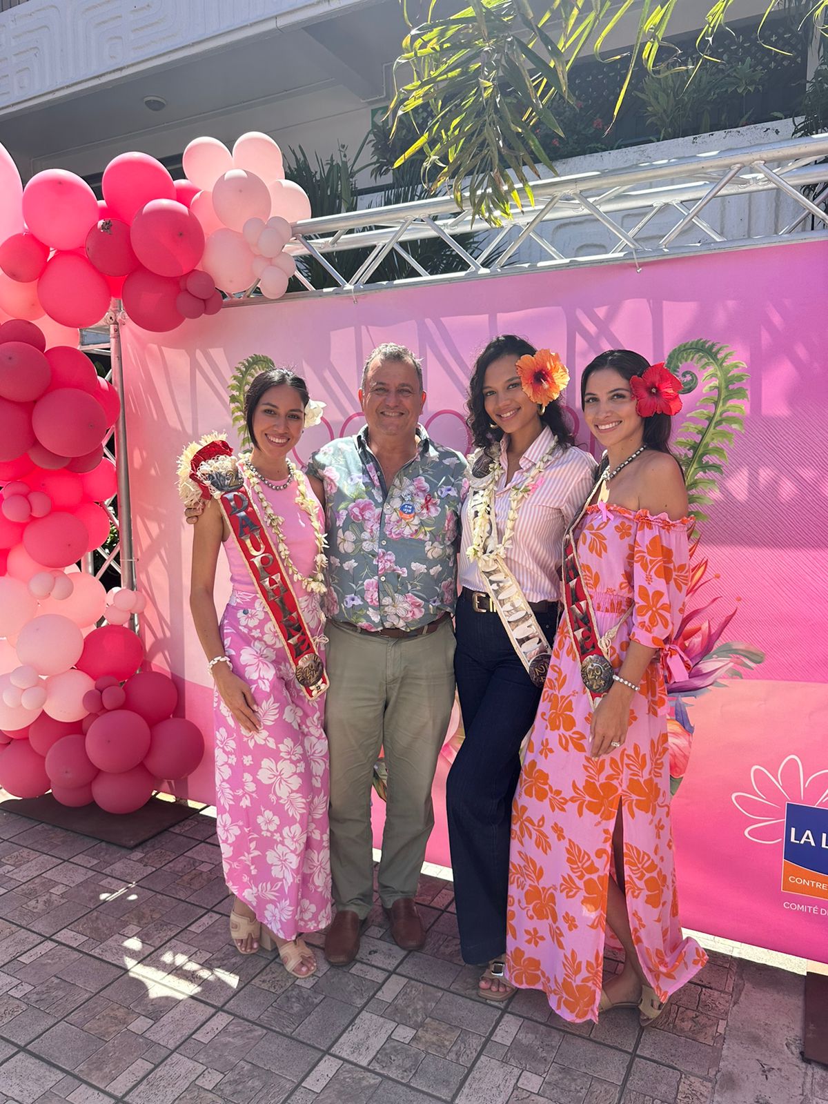 Olivier Kressmann, vice-président du Club des entreprises contre le cancer avec Miss Tahiti et ses dauphines au centre Vaima ce mercredi midi.