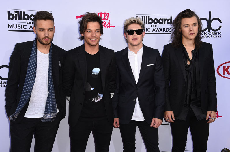 Le groupe pop anglo-irlandais One Direction (Liam Payne à gauche) assiste aux 2015 Billboard Music Awards, le 17 mai 2015, au MGM Grand Garden Arena à Las Vegas, Nevada. Le chanteur britannique Liam Payne, ancien membre du groupe pop à succès One Direction, est décédé le 16 octobre à l'âge de 31 ans après avoir chuté du troisième étage d'un hôtel de Buenos Aires, a annoncé la police argentine.