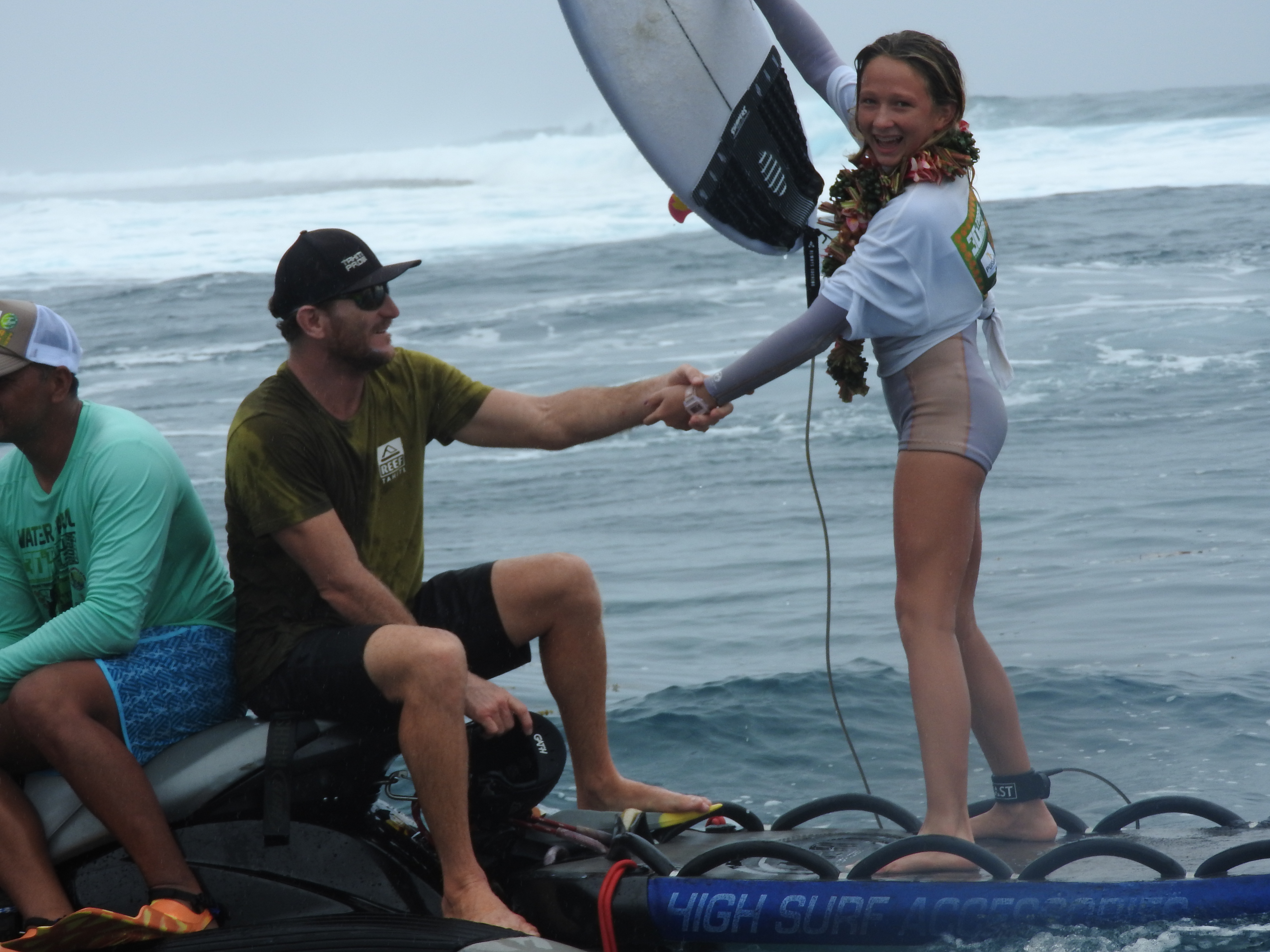 Miliani Simon, heureuse avec son coach, remporte la catégorie surf women