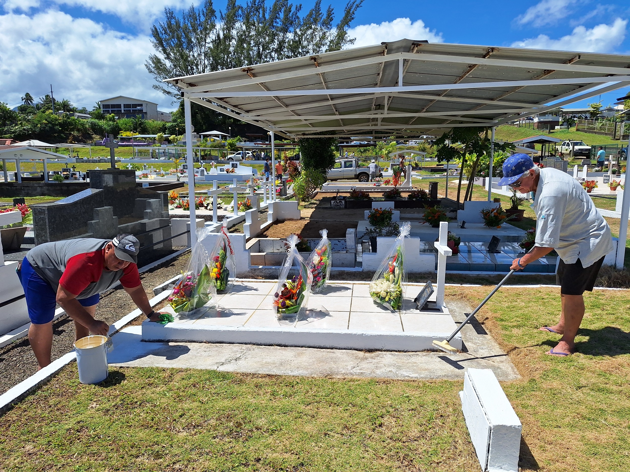 Taivini Raoulx et son père sont venus de Papeete pour embellir la tombe de leur mère et épouse.