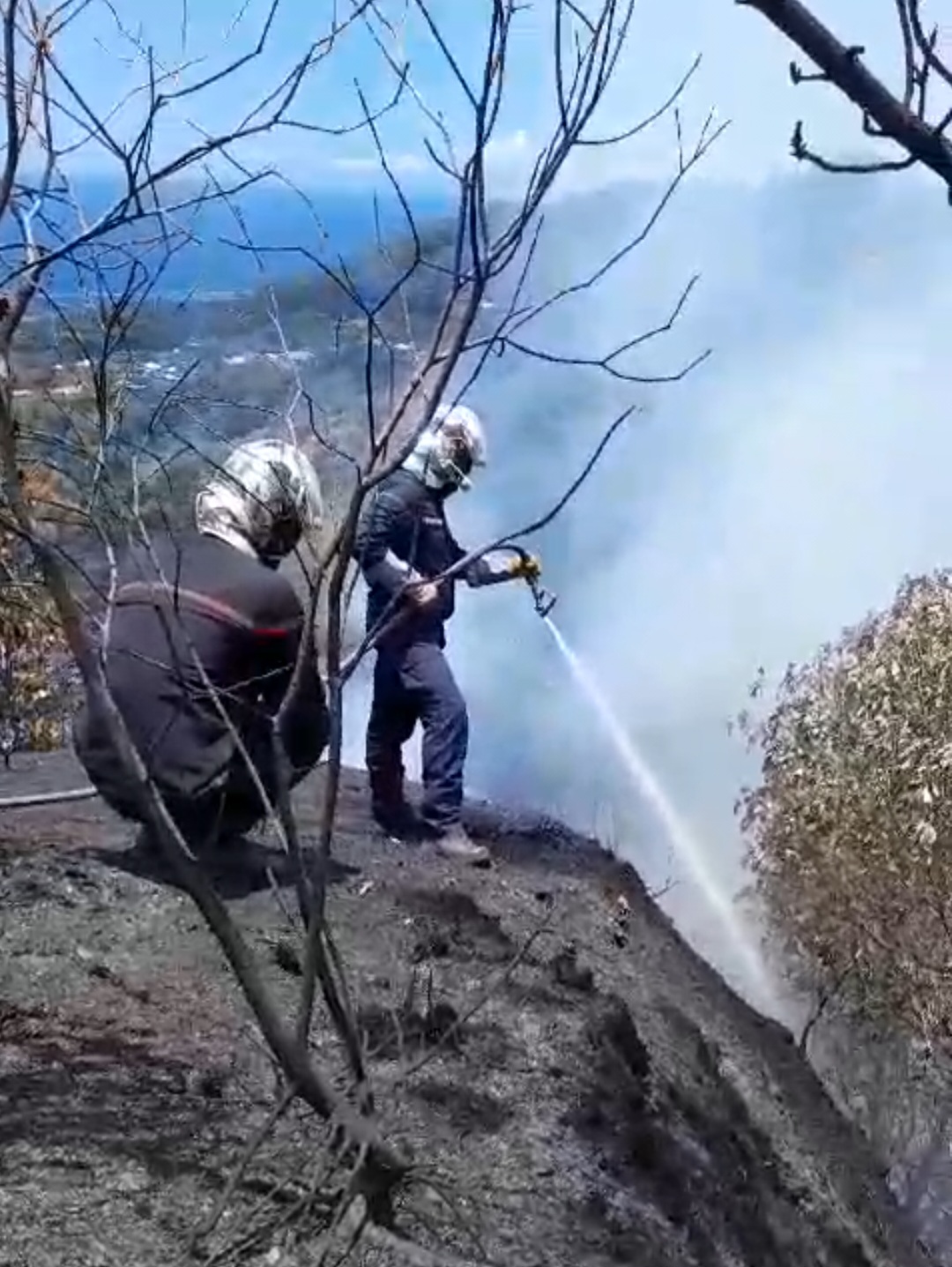 Le terrain escarpé complique l'intervention des pompiers (Crédit : Pompiers de Faa'a).