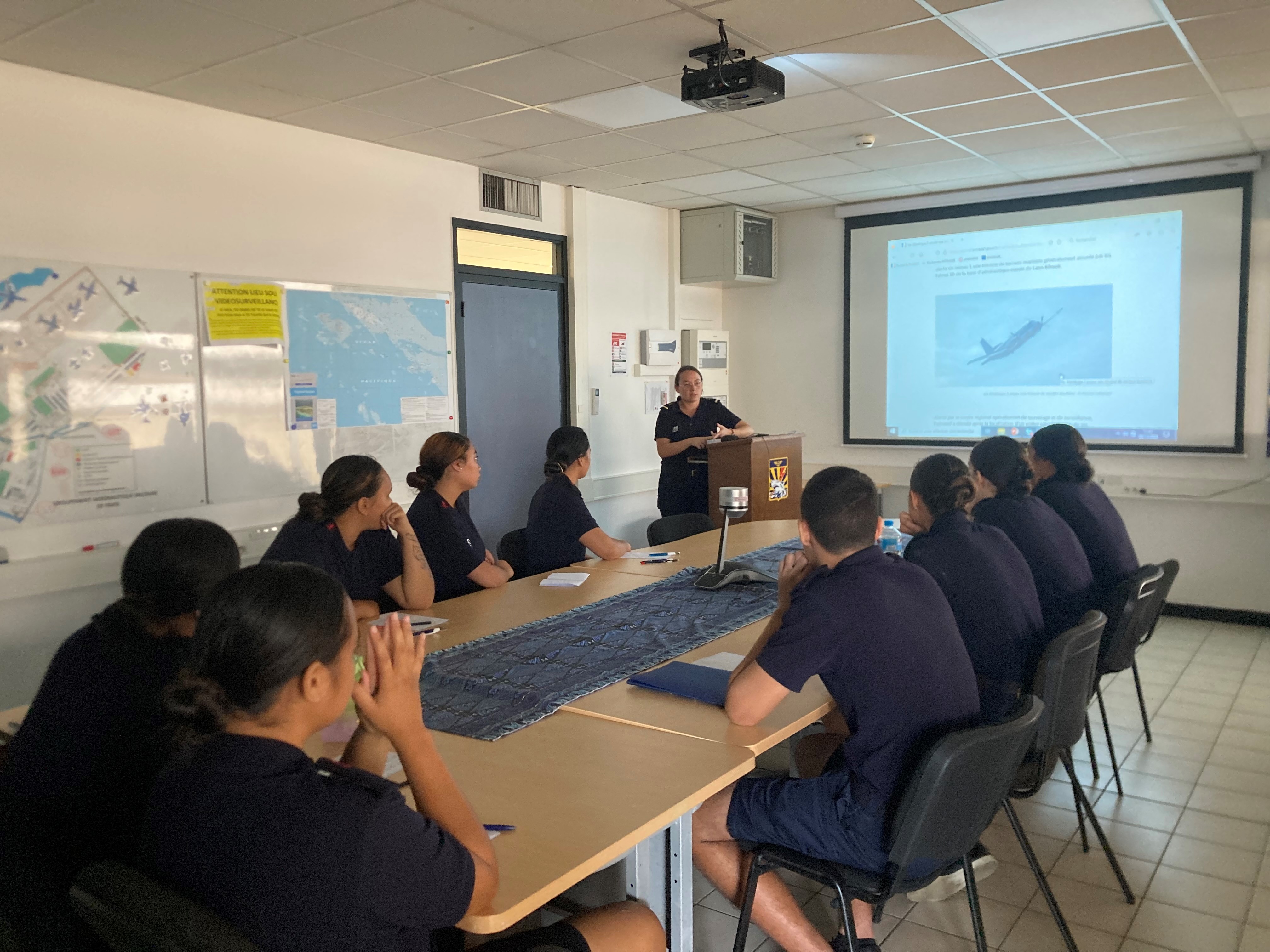 Première rencontre marquante avec une jeune pilote pour les dix stagiaires, dont huit jeunes filles (Crédit photos : GAM Faa’a).