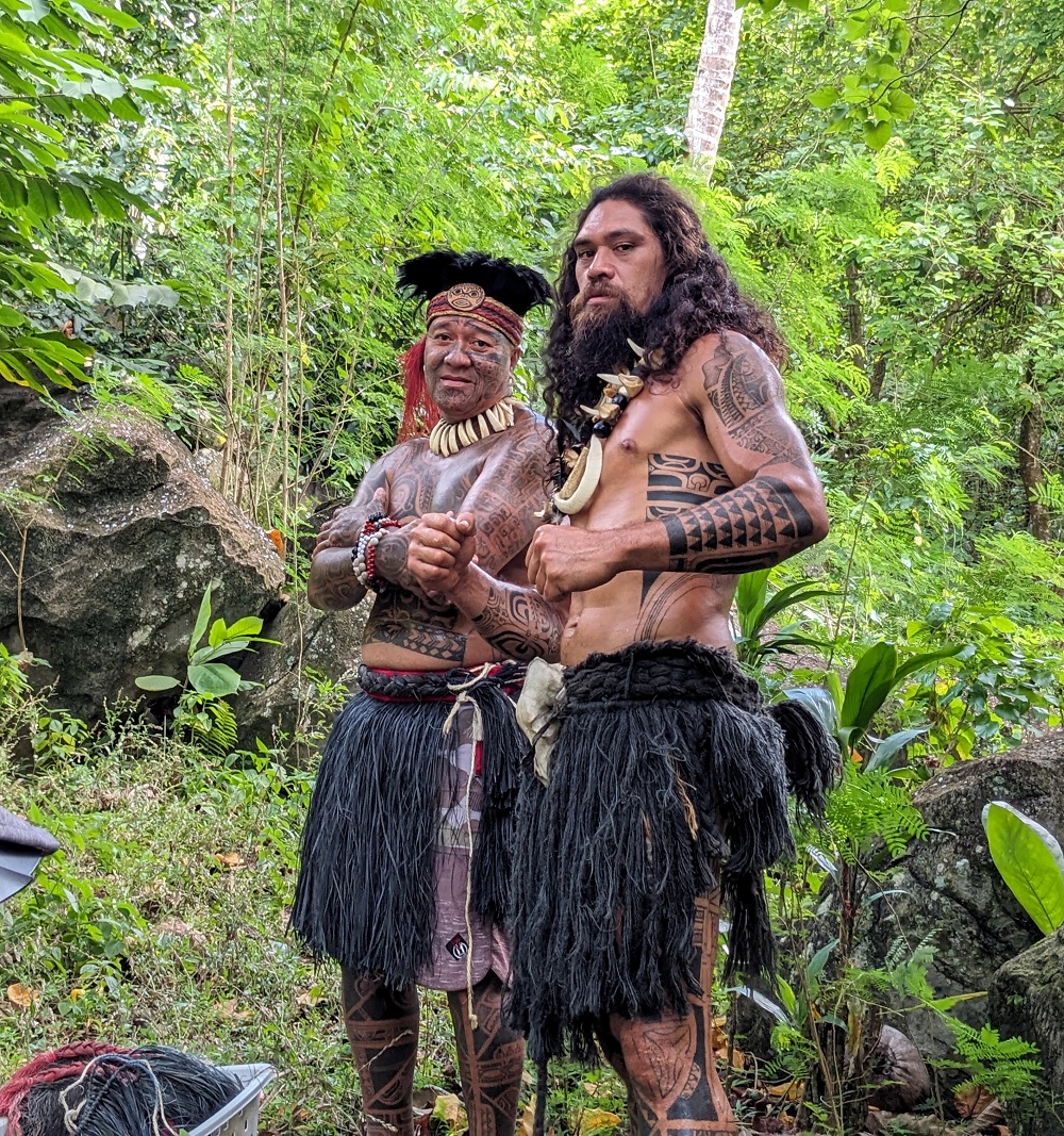 Patiri et Matiki, prêts pour l’une des dernières scènes du film à Koueva.