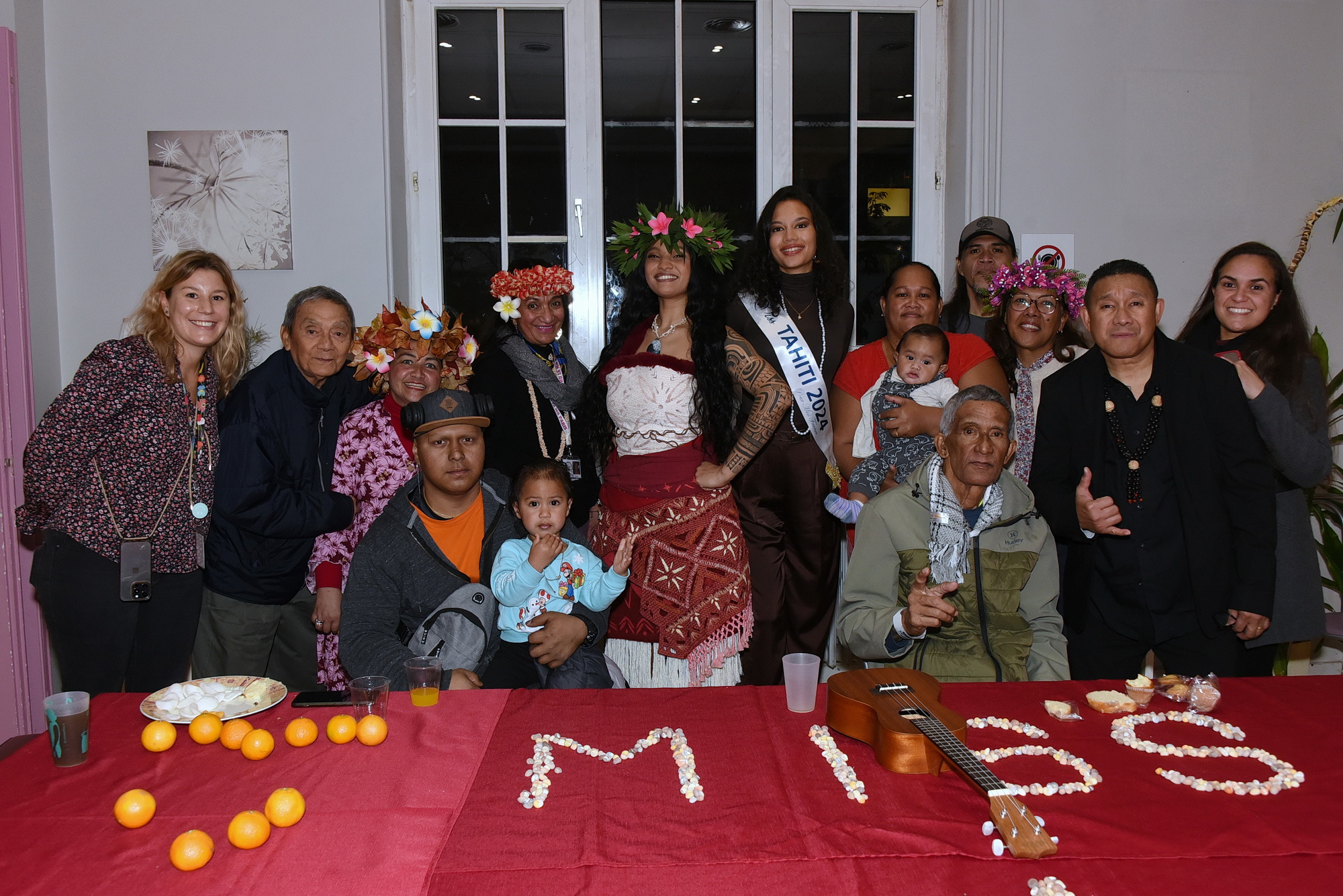 Miss Tahiti rend visite aux malades polynésiens à Paris