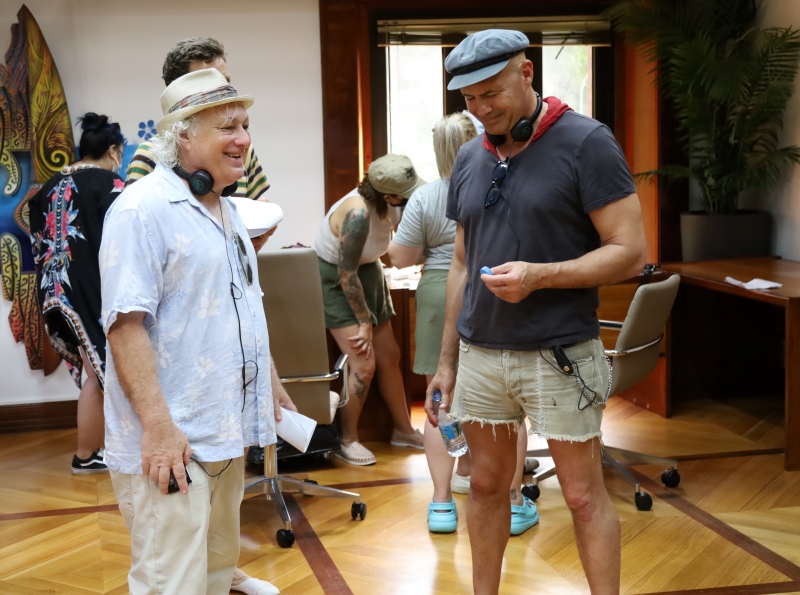 Bill Fishman (à gauche), le réalisateur de Waltzing with Brando en compagnie de Billy Zane (à droite), l'acteur qui interprète Marlon Brando, sur le plateau de tournage du film.