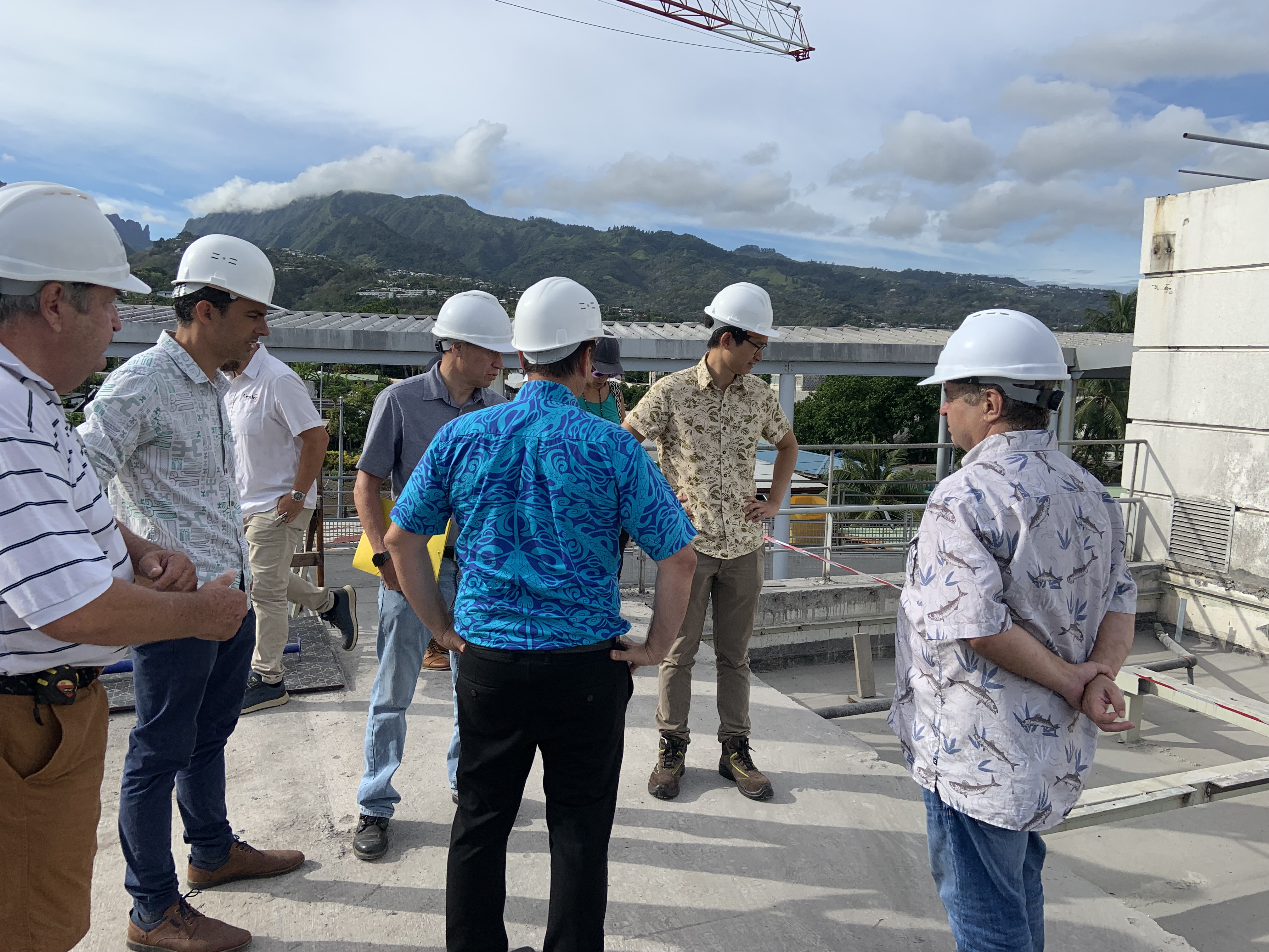 Cédric Mercadal, le ministre de la Santé, et Jordy Chan, le ministre des Grands travaux, ont visité ce vendredi matin le chantier de réhabilitation du bâtiment de la rotonde du CHPF, qui a débuté il y a quelque temps, après plusieurs années d'inactivité. Crédit photo : Thibault Segalard.