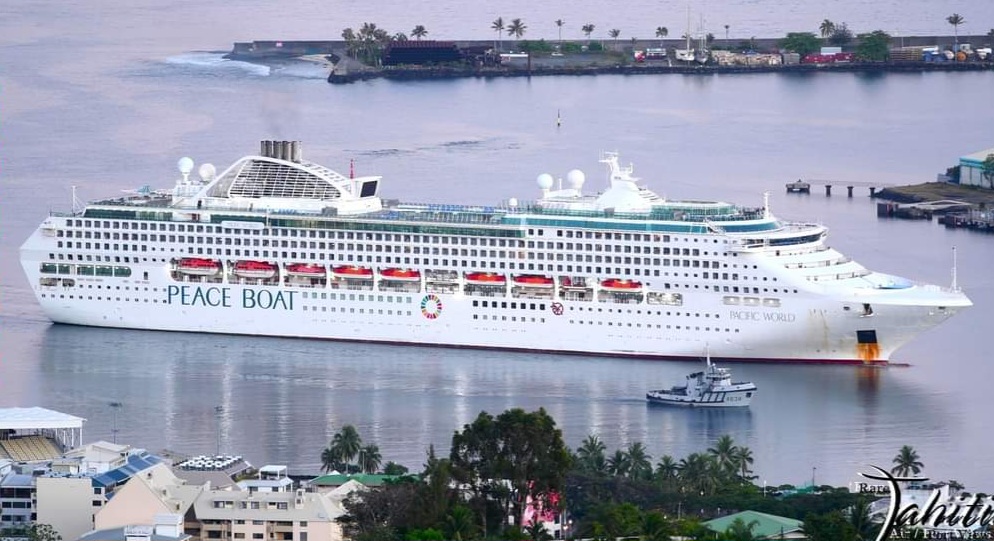 Arrivée du Peace Boat à Papeete, vendredi matin (Crédit : Rare Tahitian Air/Port Views).