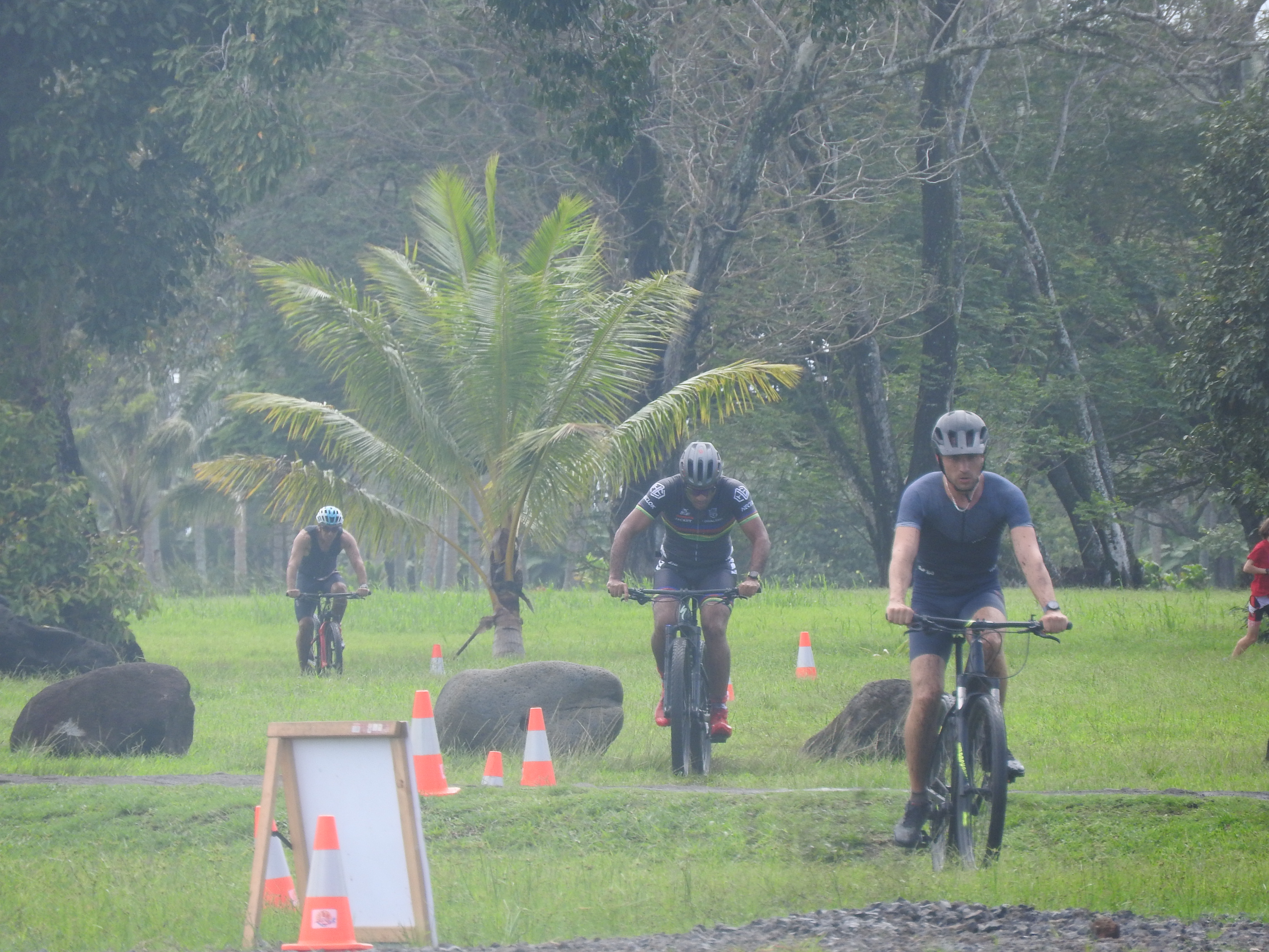 Taruia Krainer et Marine Chavanne s’offrent le cross de Atimaono