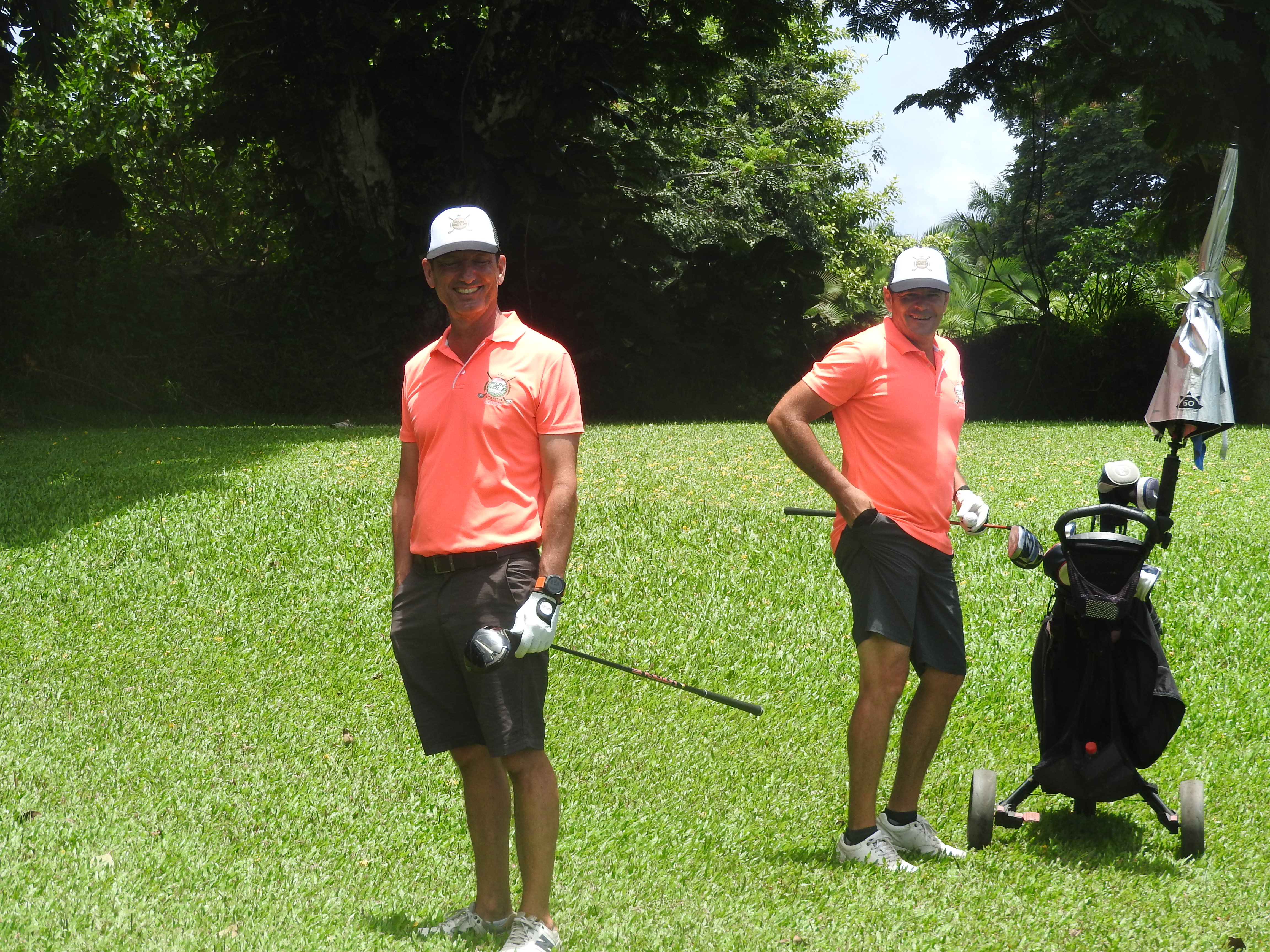 Christophe Sonnefraud et Hervé Roignant de l’équipe de Fun Golf, heureux de leur victoire en foursome.