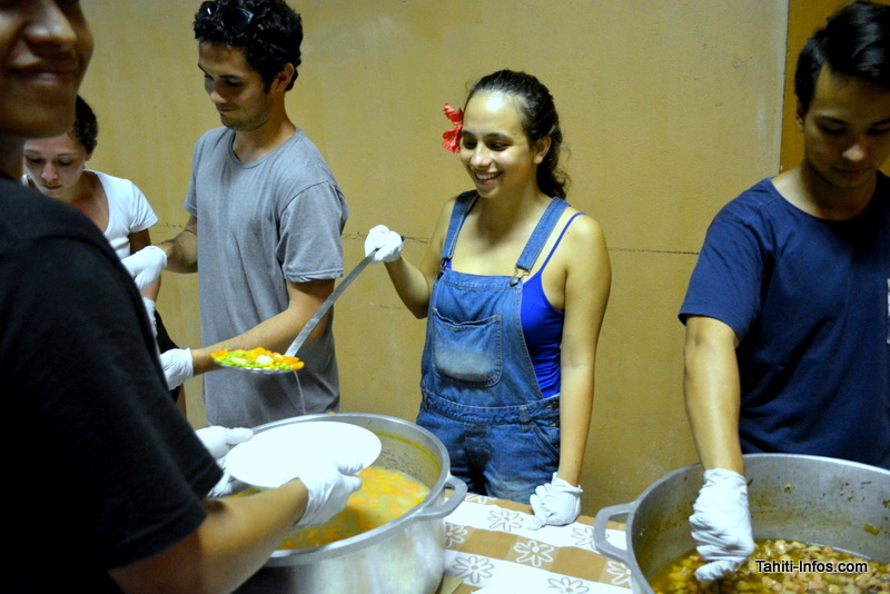 Les étudiants de l'ECT nourrissent les sans-abris de Papeete