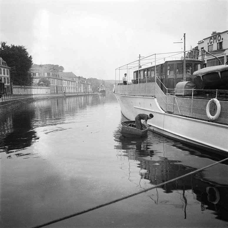 Photo prise en août 1946 d'un bateau dans le port de Morlaix, en Bretagne, avec à gauche le quai du Léon.