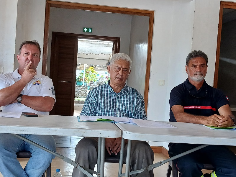 Le secrétaire général de la FRAAP, Jean-Paul Urima (au centre), entouré de Jean-Gabriel Rousseau (à sa droite) de la Direction des transports terrestres (DTT) et Gérard Barff (à sa gauche) de l'Aviation civile. crédit photo SD