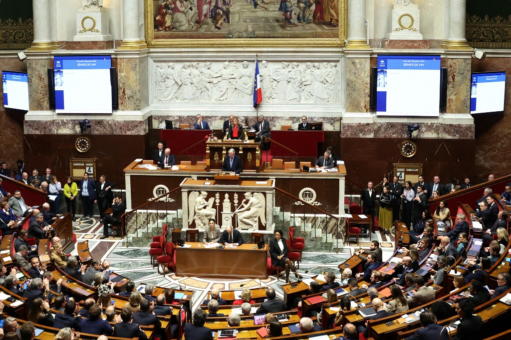 L'Assemblée nationale fait chuter le gouvernement Barnier, une première depuis 1962