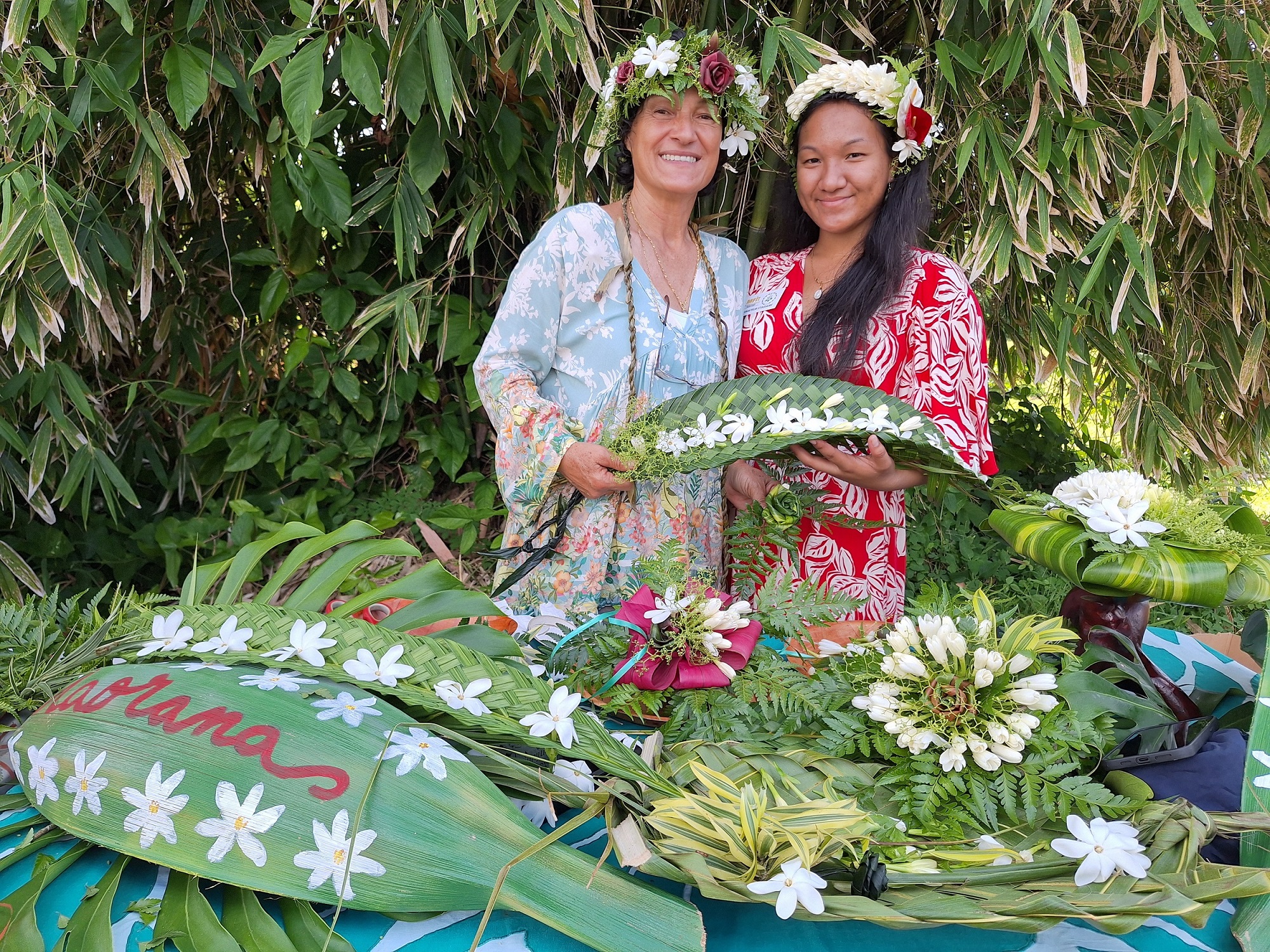 Hepe Tetuanui et sa fille, Abishag, spécialistes des créations florales.