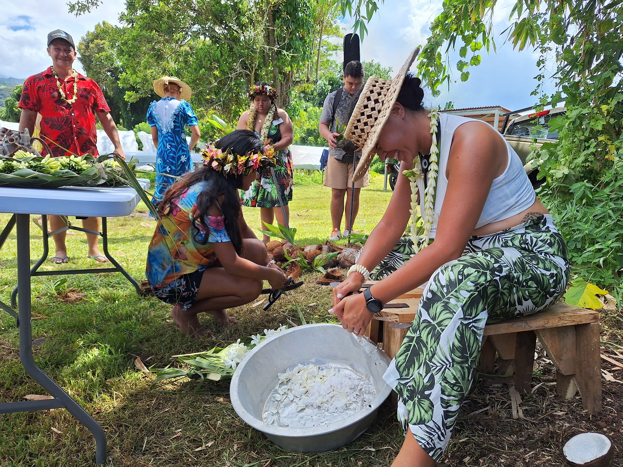 Confection du mono’i traditionnel avec Poerava Le Mercier, animatrice culturelle.