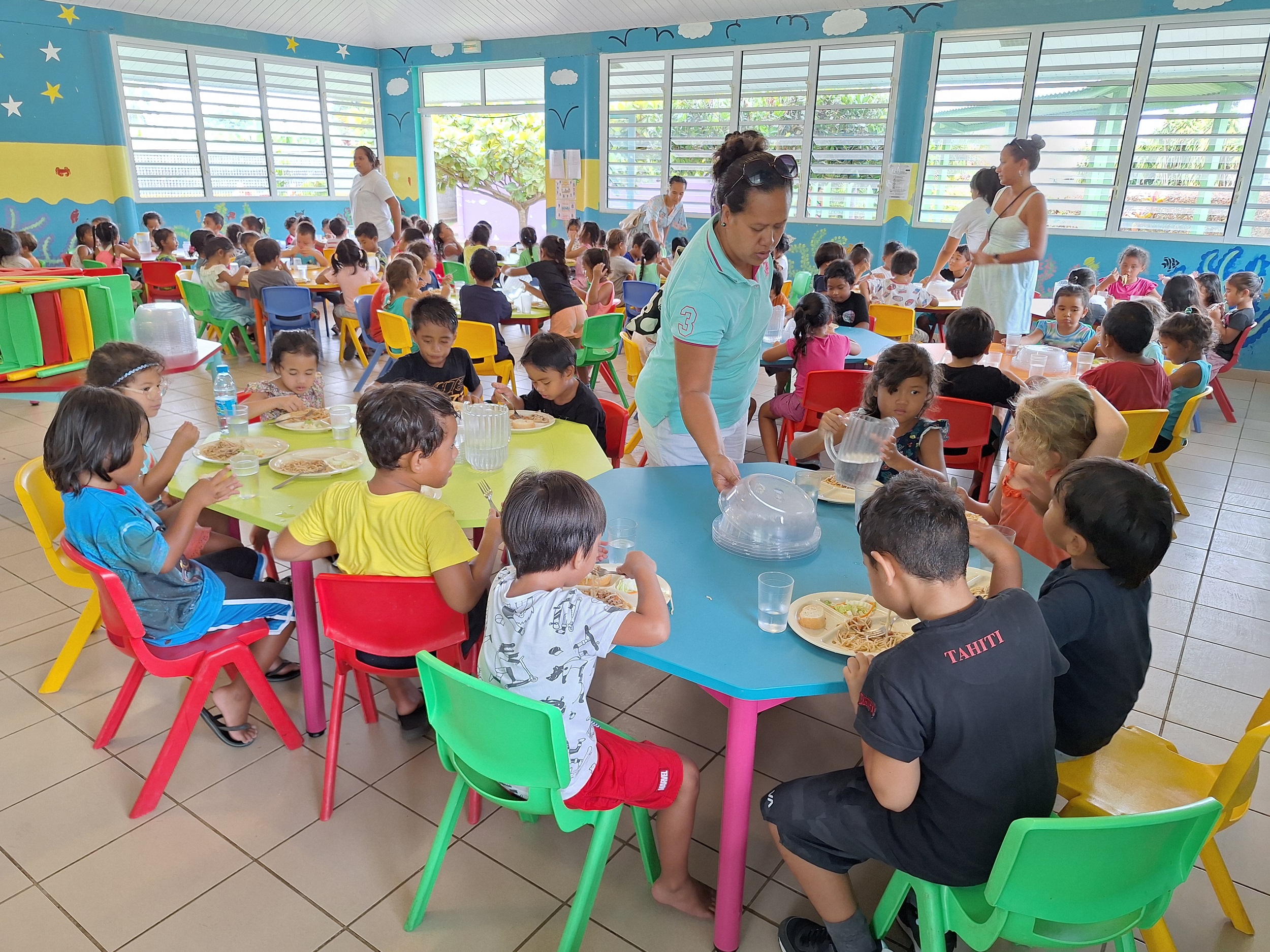 Ce lundi midi, 89 élèves de maternelle ont déjeuné à la cantine de l’école Vaiterupe (Crédit : Anne-Charlotte Lehartel).