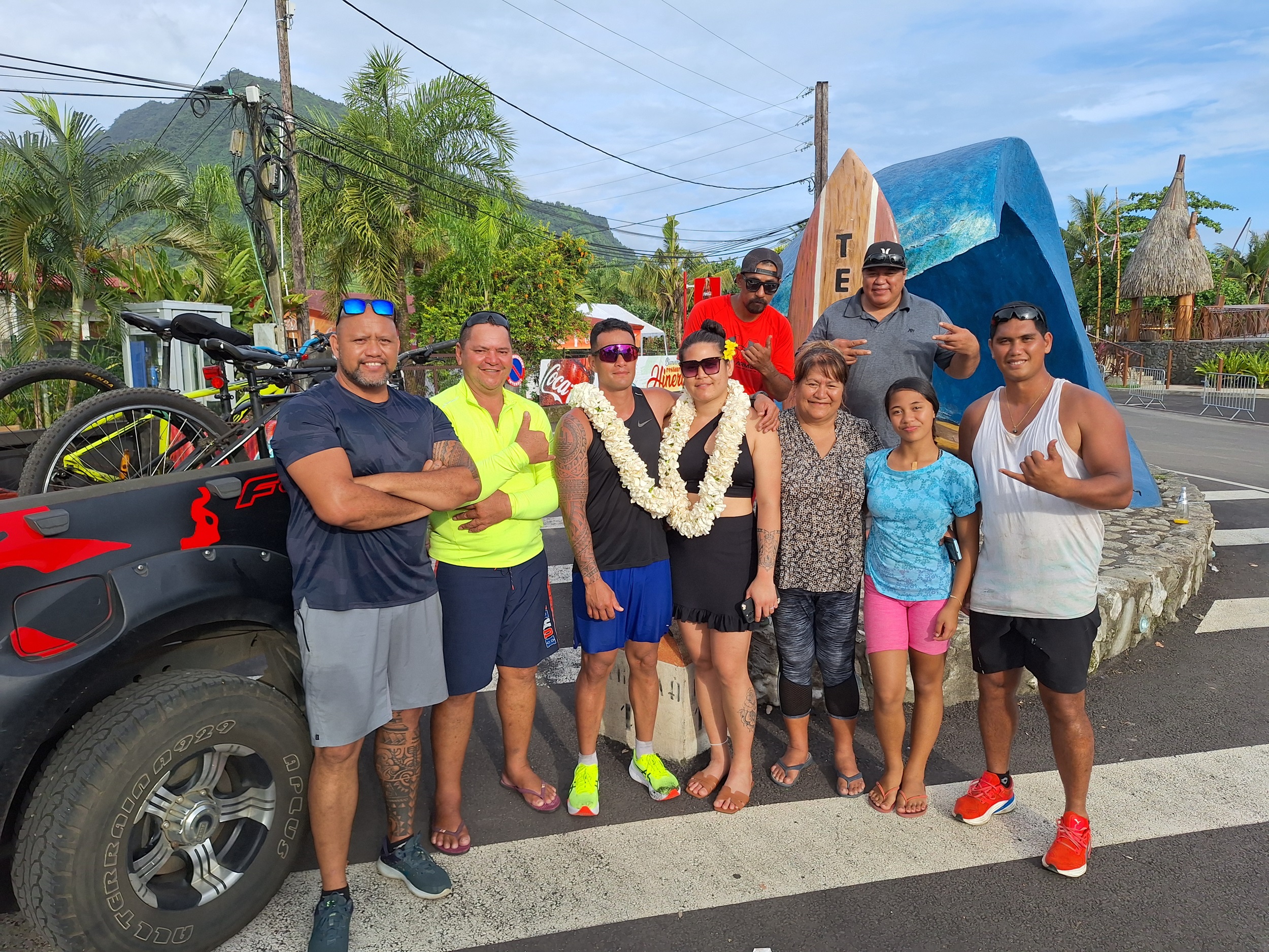 Heitama et Vaianui Tevaearai, couronnés à l’arrivée à Teahupo’o (Crédit : Anne-Charlotte Lehartel).