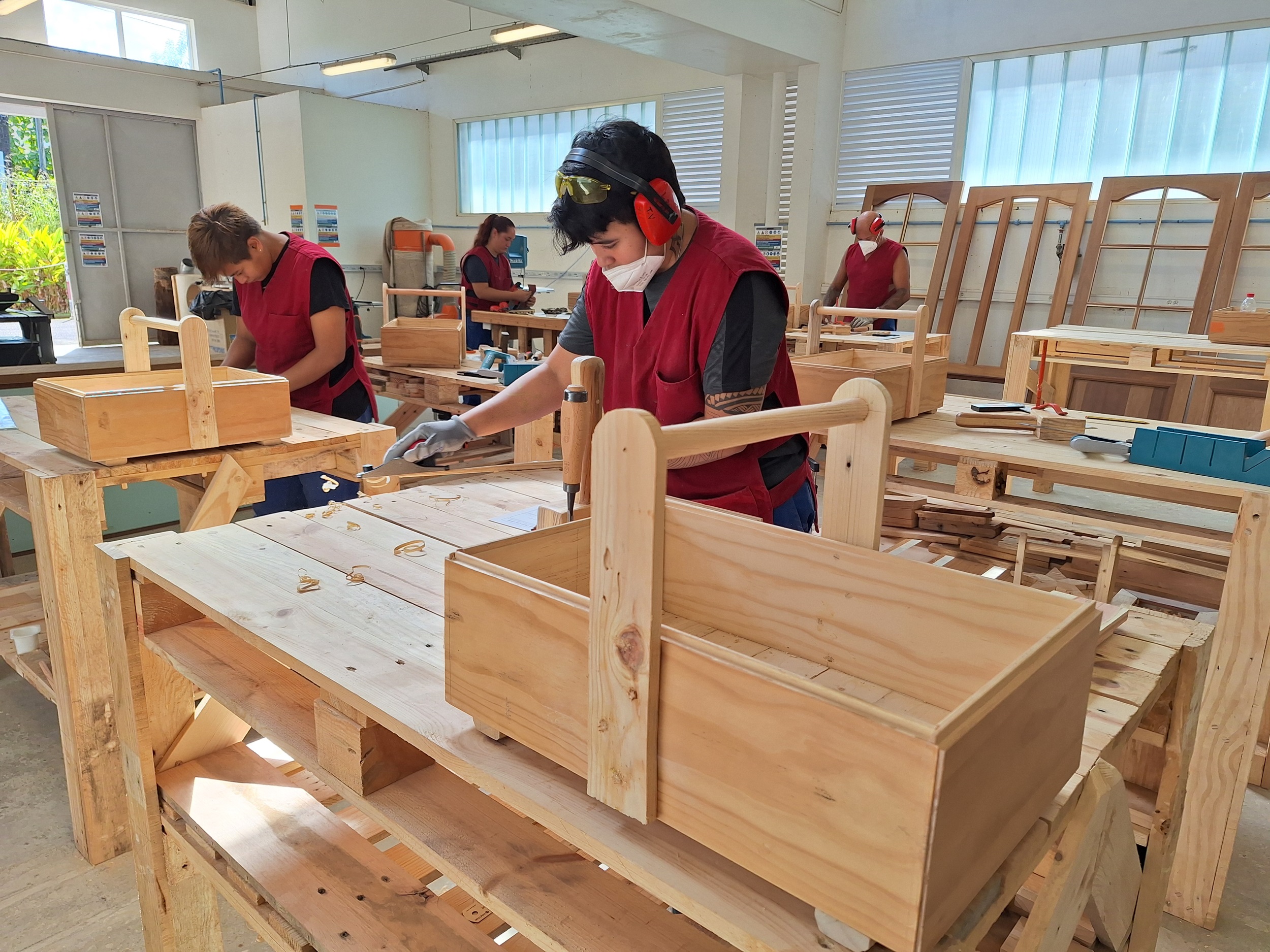 Outils, établi, boîte de rangement, les stagiaires apprennent à tout façonner eux-mêmes, sans vis (Crédit : Anne-Charlotte Lehartel).